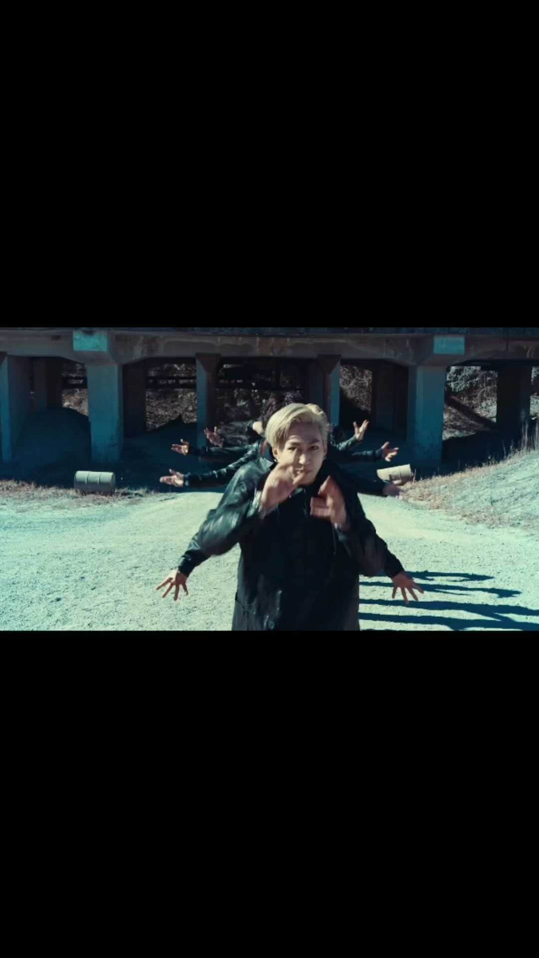 のインスタグラム：「"Revolution"」