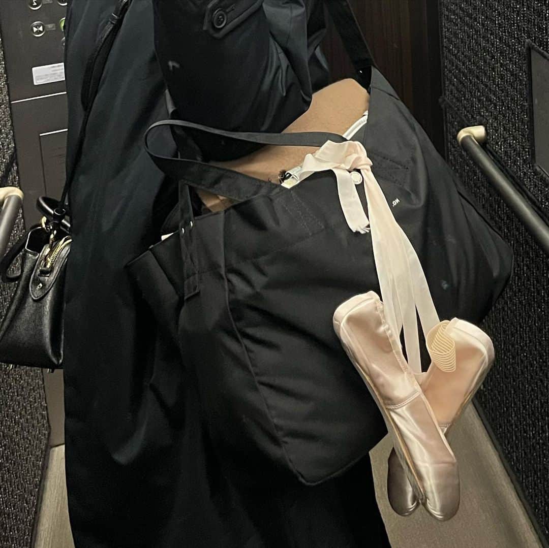 Shinjyu Lou Reid/リード真珠のインスタグラム：「Random moments from the past week or two.   -1 Bless my pinky toe from the pain and blisters I got but beauty is pain 🩰 小指ちゃんの皮膚剥がれて暫くめげてたけど、ポワントクラス好き。 -2 Kyoto night with my family 💕 ワインナイト🍷 -3 Cheese cake from mommy in law. She takes care of me as if I’m her daughter and I am so grateful. 手作りチーズケーキを久しぶりにバルコニーで🍰🫖  -4 Felt depressed and couldn’t sleep at all so took a vacation from work and used my time to journal a lot. My happiness is that I have so many options and the right to choose what is my happiness 🌸 寝れないことが続いて有給使ってリカバリー。その間沢山ジャーナリング。私の幸せは、幸せだと思えることへの多くの選択肢や選ぶ権利がある状態のこと。 -5 I am FEELING LIKE A QUEEN 💚💚💚 Finally got to dye my hair green and I am obsessed 🥲 4年ぶりくらいのスタイルチェンジで夢のグリーン💚」