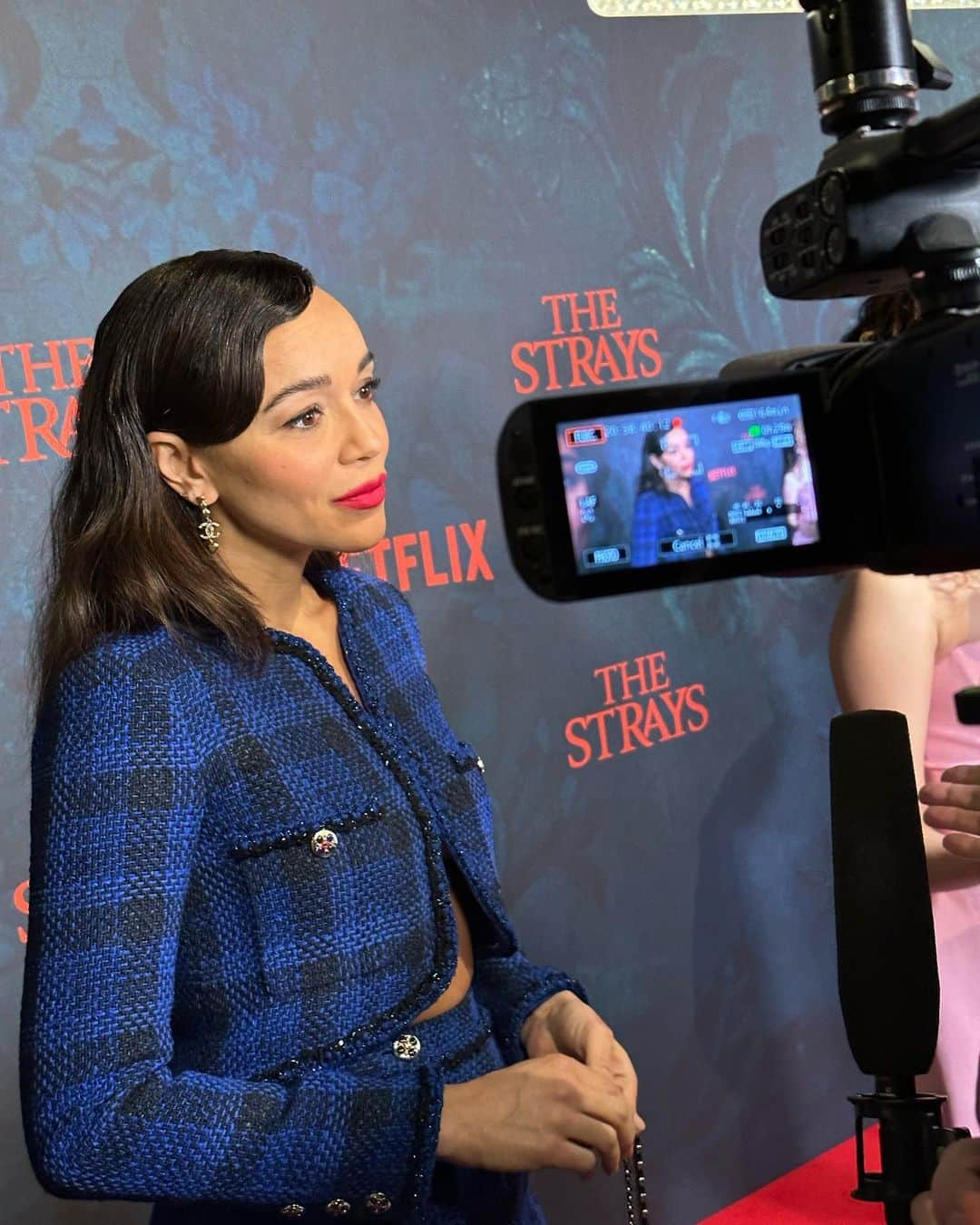 アシュリー・マデクウェさんのインスタグラム写真 - (アシュリー・マデクウェInstagram)「#TheStraysNetflix London premiere💙  Wearing: @chanelofficial  Styling: @sophielopez  Makeup: @valeriaferreiramakeup  Hair: @jillianhalouska」2月22日 0時11分 - ashleymadekwe