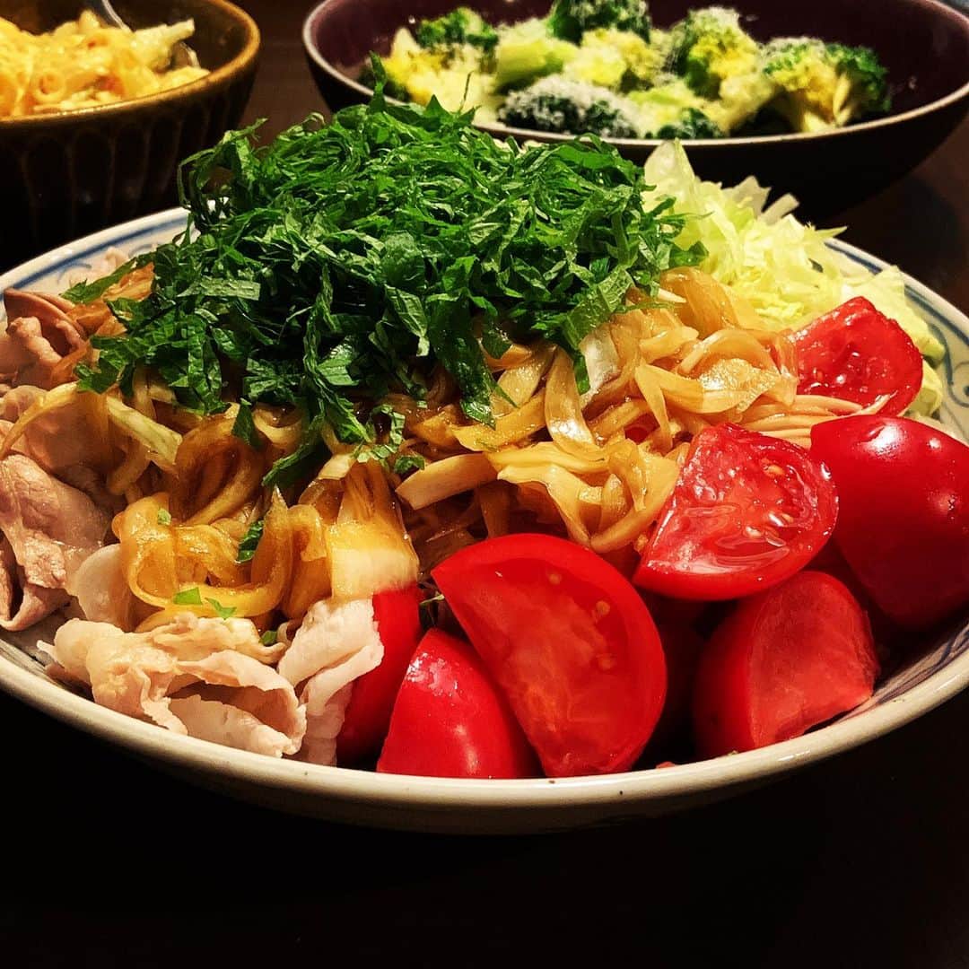 志摩有子さんのインスタグラム写真 - (志摩有子Instagram)「昨日作った新玉ねぎドレッシングを豚しゃぶ、トマト、レタスのサラダに。たっぷりかけたほうが美味しい。  #新玉ねぎドレッシング」2月22日 0時54分 - ariko418