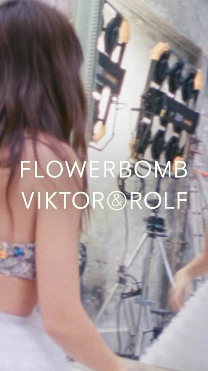のインスタグラム：「🌸 💣! @viktorandrolf_fragrances   #viktorandrolf #viktorandrolffragrances #flowerbomb」