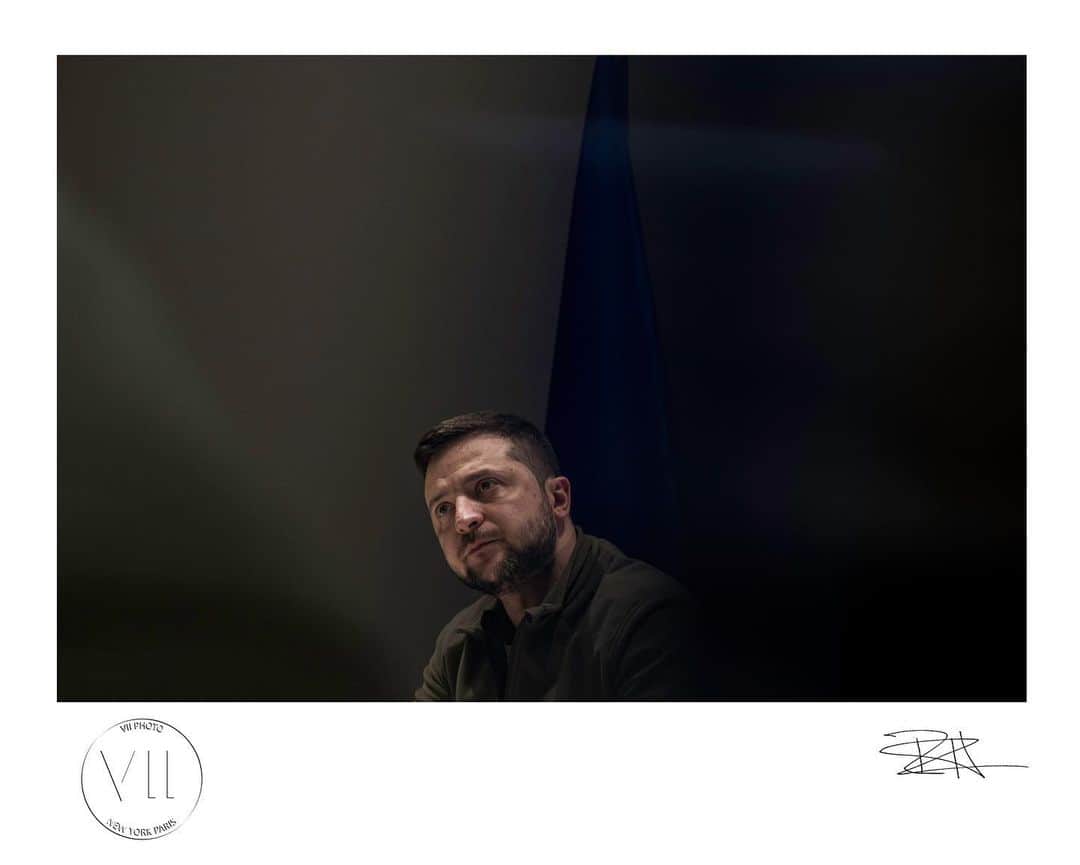 ジョン・スタンメイヤーのインスタグラム：「Today sharing a few of many beautiful prints from my VII colleagues, part of @VIIphoto’s support to Ukranian journalists. Visit the link in my IG bio, and here below the importance for this special VII print sale in collaboration with the UK @FrontlineClub. ⠀⠀⠀⠀⠀⠀⠀⠀ The one year anniversary of the full scale Russian invasion of Ukraine is now. Local Ukrainian journalists continue to risk their lives to tell the story of the battle for their homeland and defense of democracy. The need for proper hostile environment training of Ukrainian journalists to protect them in the field remains paramount. We are partnering with the Frontline Club with partial proceeds from this sale for scholarships to enable more local journalists to take a hostile environment course, which includes medical first aid training. For the past 40 years, photographers of VII Photo have sought out moments of dignity amidst social upheaval, war, famine, and other social concerns. Of the millions of images these men and women documented, a few photographs have risen to the top for their intensity, beauty, and power. ⠀⠀⠀⠀⠀⠀⠀⠀ At VII, we have been fortunate to share these moments with people who live through these stories, beginning to end. To honor and assist Ukrainian journalists that are risking their lives to report on the victims of this war, VII is releasing these prints from our photographers who are documenting the Ukraine story, along with a wider selection of work that has profoundly affected us on our journeys. ⠀⠀⠀⠀⠀⠀⠀⠀ Captions ⠀⠀⠀⠀⠀⠀⠀⠀ 1: Volodymyr Zelenskyy, president of Ukraine, in his bunker where he runs the government during the war with Russia, on March 25, 2022 — by @ronhaviv_VII ⠀⠀⠀⠀⠀⠀⠀⠀ 2: A young Nepali girl balances on a pipe sticking out of the wall of her home in a small mountain village in Nepal — by @maggieiesteber ⠀⠀⠀⠀⠀⠀⠀⠀ 3: Residents burn a sofa at a gypsy-like trailer camp in the Kreuzberg district of Berlin — by @joachimladefoged ⠀⠀⠀⠀⠀⠀⠀⠀ #printsale #VIIPhoto #VIIArchive #FlashSale #photosale #straightfromthefrontline」