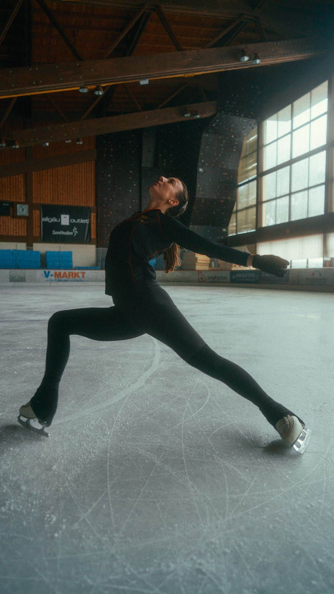 ニコル・ショットのインスタグラム：「Spinning in to the last couple of weeks in this season 🤍   📸 @niklasniessner   #figureskating #edeaskates #johnwilsonblades #spitzensportbundeswehr #deutscheeislaufunion #sporthilfe」