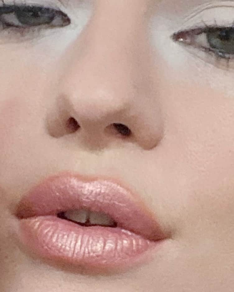 アルヴィダ・バイストロムさんのインスタグラム写真 - (アルヴィダ・バイストロムInstagram)「It’s 1999 and all you care about is metallic lipstick   Face beat by the one and only @iggifly」2月22日 1時30分 - arvidabystrom