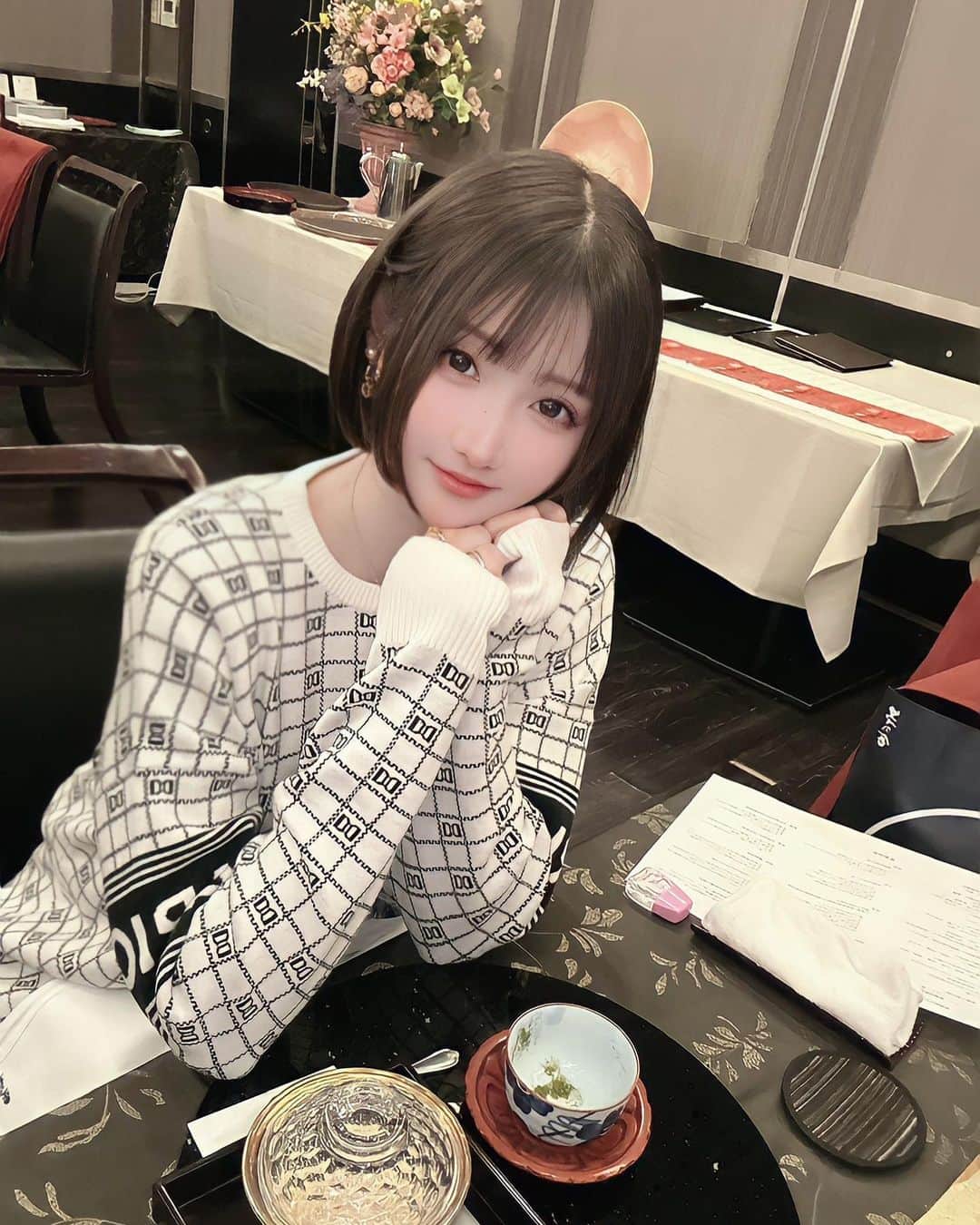 のインスタグラム：「先日お母さんとお食事行きました🍽 お仕事ばっかりでこういうゆっくりできる時間なかなかつくってこれなかったからこれからは増やしていきたいね💐 ありがとう✨長生きしてね😌💕  #お食事会#dinner#星のなる木新宿#星のなる木」