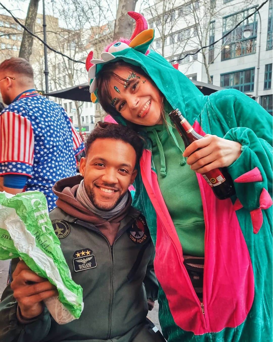 Joyce Ilgのインスタグラム：「3x Kölle Alaaf & 3 Kostüme hatte ich: Drache 🐉, Wednesday (mit meiner Sis als Wednesdays Mitbewohnerin Enid) 🖤 & Elfe 🧝‍♀️ Wie habt ihr euch kostümiert? Oder mögt ihr kein Karneval und kostümieren? 😂 Ich als eschtes kölsches Mädsche liebe ich es natürlich! Hab mit Family & Friends 4 von 6 Tagen gefeiert und 2 ausgesetzt. In meiner Story seht ihr noch die Reste von gestern und heute 🤣 #KölleAlaaf #Karneval #Kostüm #fünfteJahreszeit」