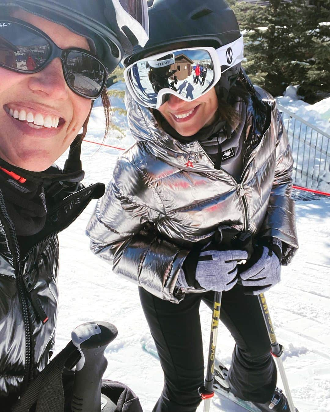 ウェンディ・モニツさんのインスタグラム写真 - (ウェンディ・モニツInstagram)「I went skiing & brought my bestie⛷️⛷️ *** Thank you @paramountnetwork @paramountplus for an amazing weekend…such a GREAT group of people. I’m very grateful to be part of the family!  #lynelleperry #yellowstonetv #vail #ski #paramount」2月22日 2時15分 - wendymonizofficial