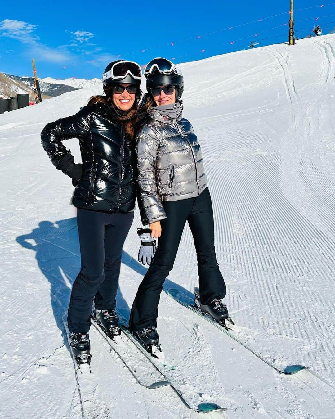 ウェンディ・モニツのインスタグラム：「I went skiing & brought my bestie⛷️⛷️ *** Thank you @paramountnetwork @paramountplus for an amazing weekend…such a GREAT group of people. I’m very grateful to be part of the family!  #lynelleperry #yellowstonetv #vail #ski #paramount」