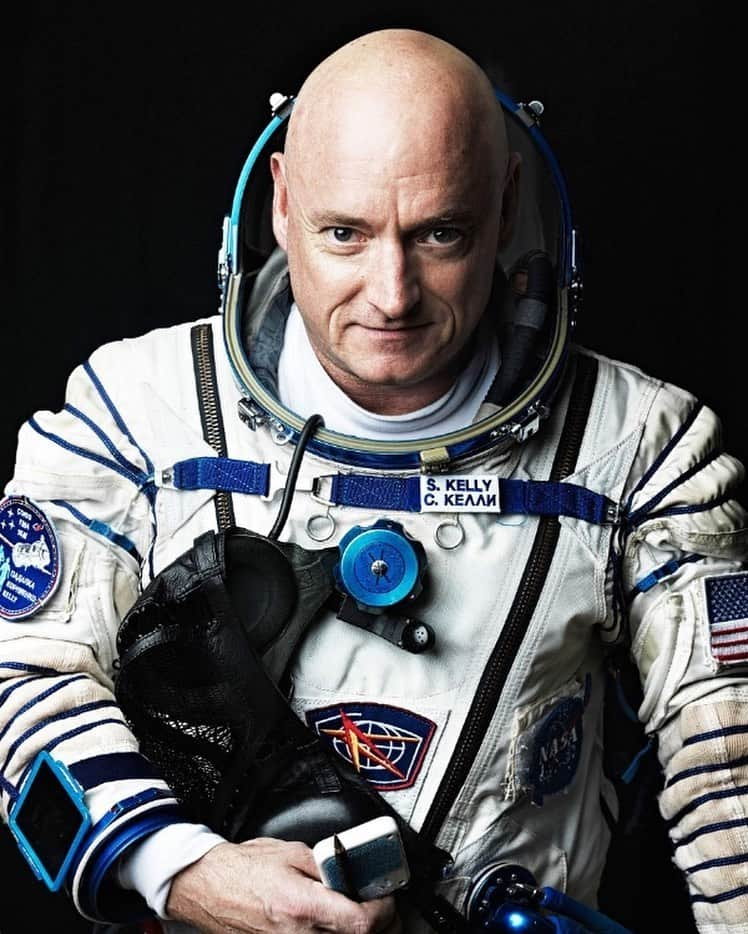 スコット・ケリーのインスタグラム：「Today is my birthday, but instead of gifts, please consider a small donation to support the critical need of ambulances to save Ukrainian lives: donorbox.org/scottkelly (link in bio)   Thank you! 🚀」