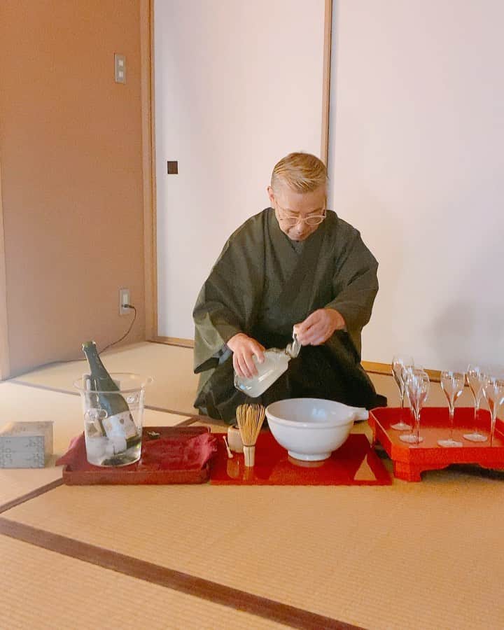 内田滋のインスタグラム：「【人生初】《茶会》  先日、茶事会にお誘い頂きました（今更の投稿ですが、、、）。  旧正月明けの初釜で、僕自身、茶会というものが全く未経験でして、  扇子や懐紙などもお借りして、  会費はご祝儀袋に入れるなんて事も知らなったですが前日にお教え頂き、  カジュアル茶会なので服装も適当で良いですよと言われたけど嫌な予感がしてスーツでいき、  なんとか事なきを得ました。  三客（3番目の客）だったので、とにかく前の人の所作を見て切り抜けました。  お辞儀などは、NHK大河ドラマや土曜時代劇なんかでやっていたので、ホント俳優やってて良かったー、と心から思いました笑  ただね、すんごく居心地のいい空間だったんです。  ホント、茶室の中だけ別世界みたいで、瞑想効果もあったかのように思われます。  最近、茶会というものに興味を持ち始めてたのですが、すぐ叶いましたwww  これはハマりそう、、、  すっごく楽しかったです。  お誘い頂いた藤澤 龍一さん、高橋 基朗さん、ありがとうございました。  #藤澤龍一さん #茶会 #泡茶事」