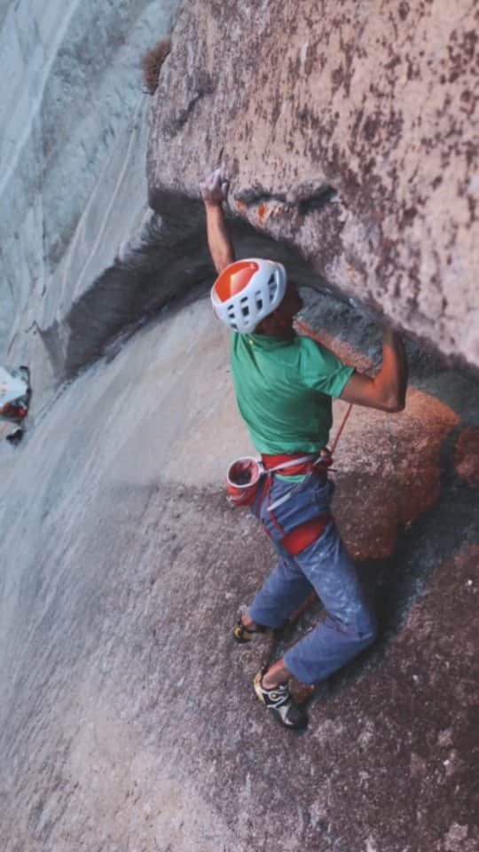 ヨルグ・バーホーベンのインスタグラム：「6 days on the wall, a lack of water and a 40 meter 8b trad pitch, 500 m above the valley. My body was cramping and I felt like on coffee overdose, but I kept Elvis-shaking my way up for a successful ascent of the 'Dihedral Wall', back in 2016.  Adventures like this is what I live for 🔥  Massive thanks to @katha_saurwein and @jonglassberg (🎥) for the good times on the wall! @louderthan11 @lasportivagram」