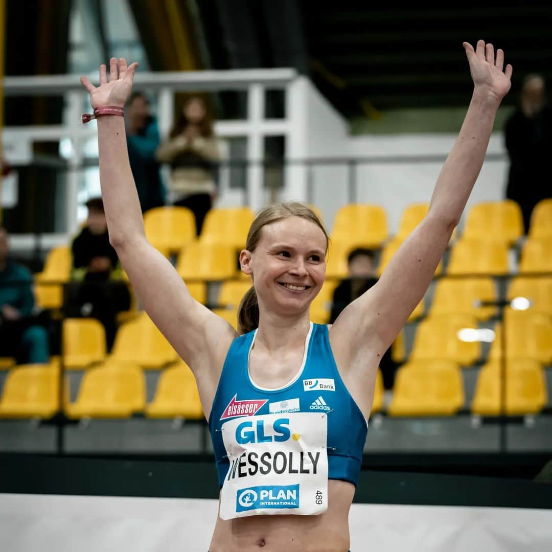 Jessica-Bianca WESSOLLYのインスタグラム：「Indoor season ✅️ Nach einer schwierigen Hallensaison mit gesundheitlichen Problemen, bin ich glücklich mit  🥈 über 200m und 🥉 in der 4x200m Staffel von den Deutschen Hallenmeisterschaften nach Hause zu reisen! 💙🤍   #adidas #adijess #nationals #teamworkmakesthedreamwork」