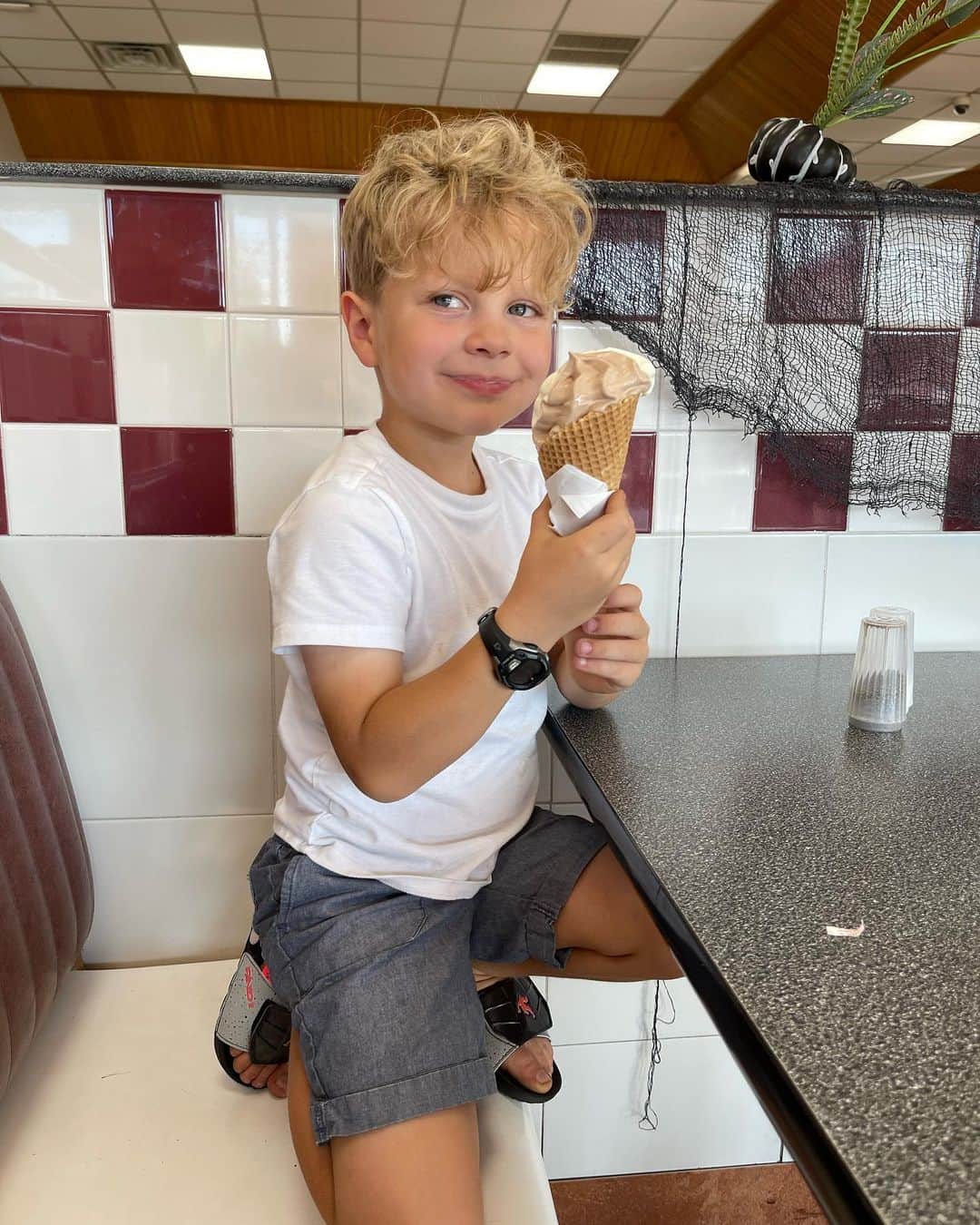 のインスタグラム：「This little guy turned 6 this month. 🤍🤍 Henry is a ray of sunshine in our home! He’s the first one up in the morning, grabbing a book and sitting next to me on the couch as I have my quiet time. He has a great love for learning and he devours all the books he can get his hands on. He has a super creative mind, and he’s constantly inventing new Lego creations. He’s so gentle and caring towards his baby sister and absolutely adores her. He’s both tender and bold, loving and full of laughter. We’re so thankful to God for this little man! 🤍🤍」