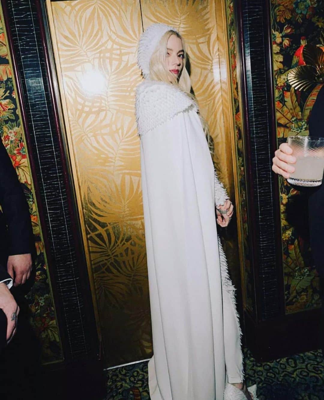 アニャ・テイラー＝ジョイさんのインスタグラム写真 - (アニャ・テイラー＝ジョイInstagram)「What a thrill to host the annual @britishvogue BAFTA party with my beloved @tiffanyandco , @edward_enninful + @jourdandunn .  Sparkles a plenty 🪩🫦」2月22日 3時21分 - anyataylorjoy