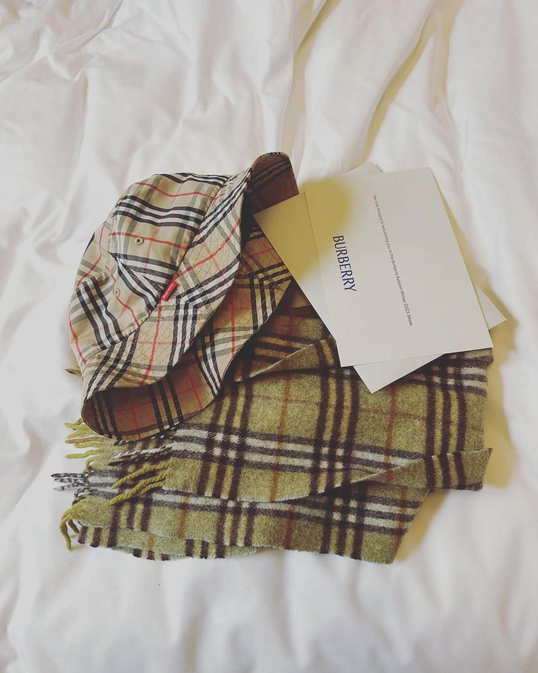 野村訓市のインスタグラム：「Bye bye London , always makes me feel home, and thank you @burberry to bring me back here. Love you since I was in high school 🇬🇧私物　　thank you @emilypero」