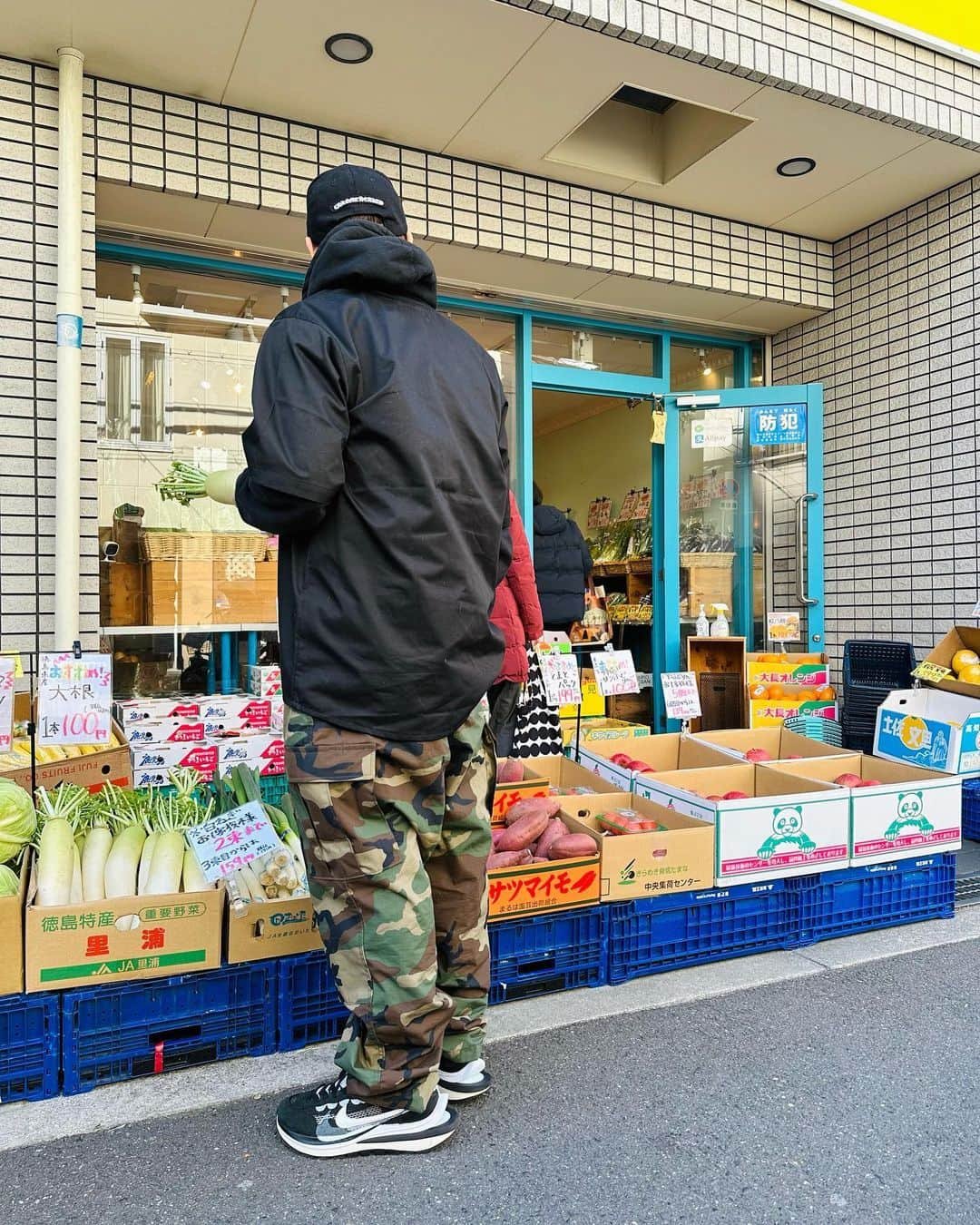 ?Yukihiro Ito?さんのインスタグラム写真 - (?Yukihiro Ito?Instagram)「🥬🥕🌽🍅 ・ ・ 大根安いやーんって そんな写真🤳 photo by @sheryl.0320  ・ ・ " NIKE × sacai vaporwaffle " カッコ良いわー🙌 ・ ・ パーカーに  @indepict_official のベースボールシャツなんか 重ねちゃったりしちゃってよ🙄 ・ ・ このシャツ可愛い😘 ・ ・ #nike #nikesacai #sacai #sacainike #ナイキ #サカイ #indepict #vaporwaffle #ChromeHearts #クロムハーツ #迷彩 #カーゴパンツ #snkrskickcheck #snkrs #kicks #sneakers」2月22日 14時23分 - yukky0729