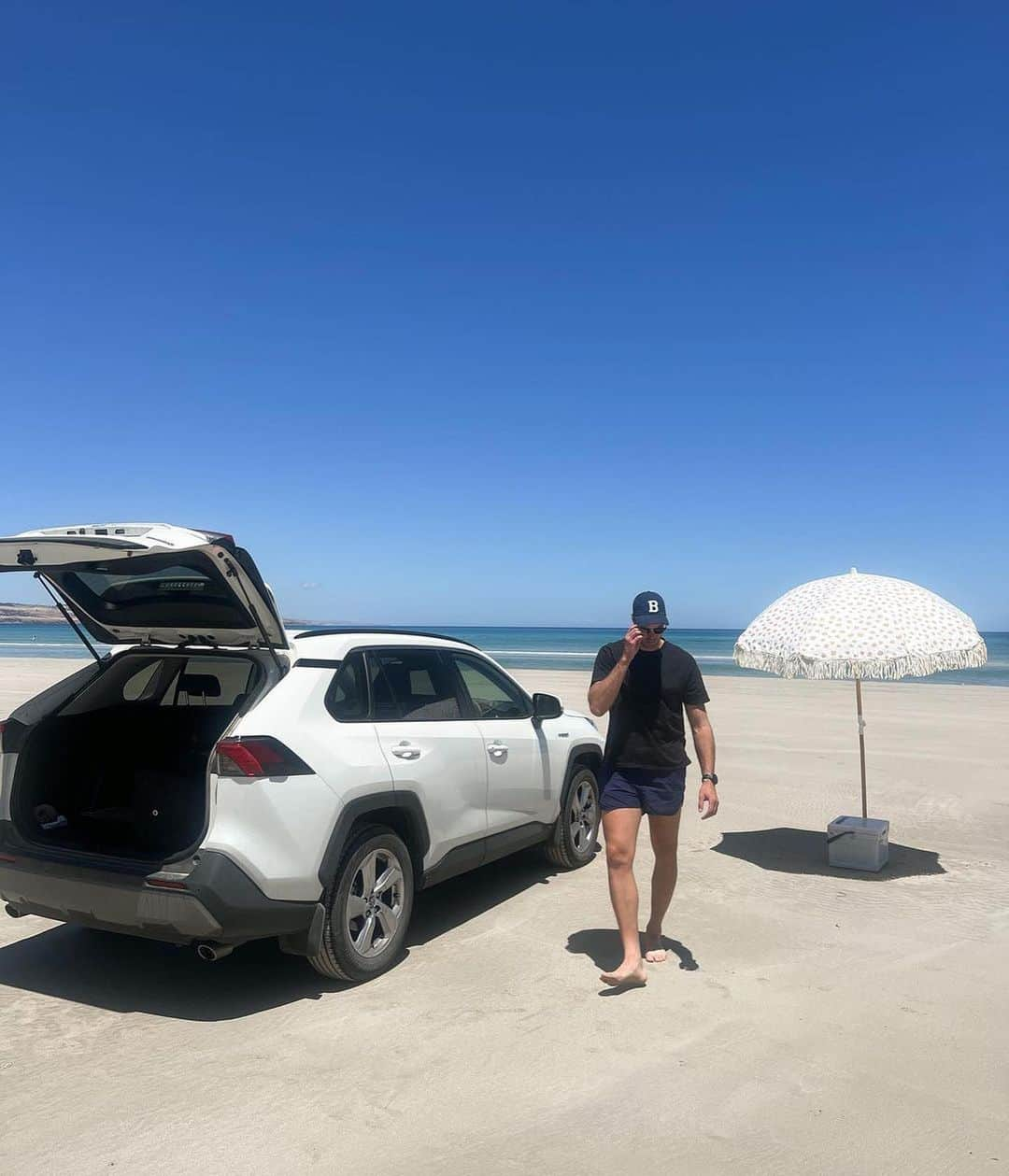 Toyota Australiaのインスタグラム：「Endless stretches of white sand and crystal blue water? South Australia’s specialty 🏖  📍 Aldinga Beach, South Aus」