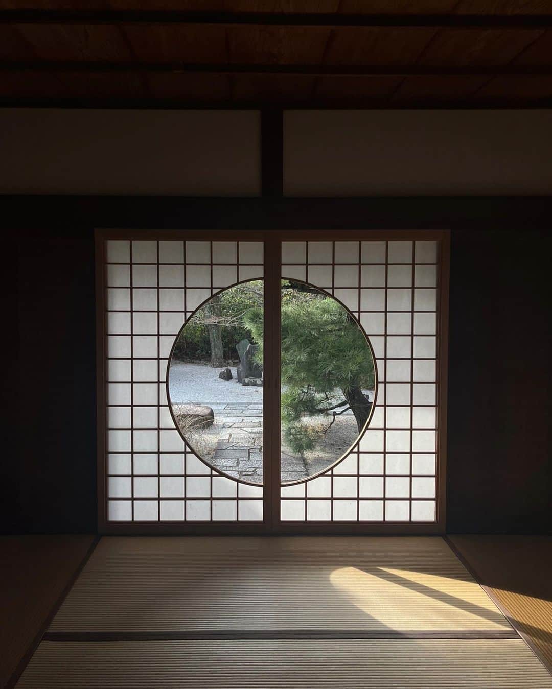 森星のインスタグラム：「mood. Special thanks to my Kyoto sensei @yoshie.816 , Japanese contemporary calligraphy artist @daichiro_ & Mingei Artist @kawaikobo」