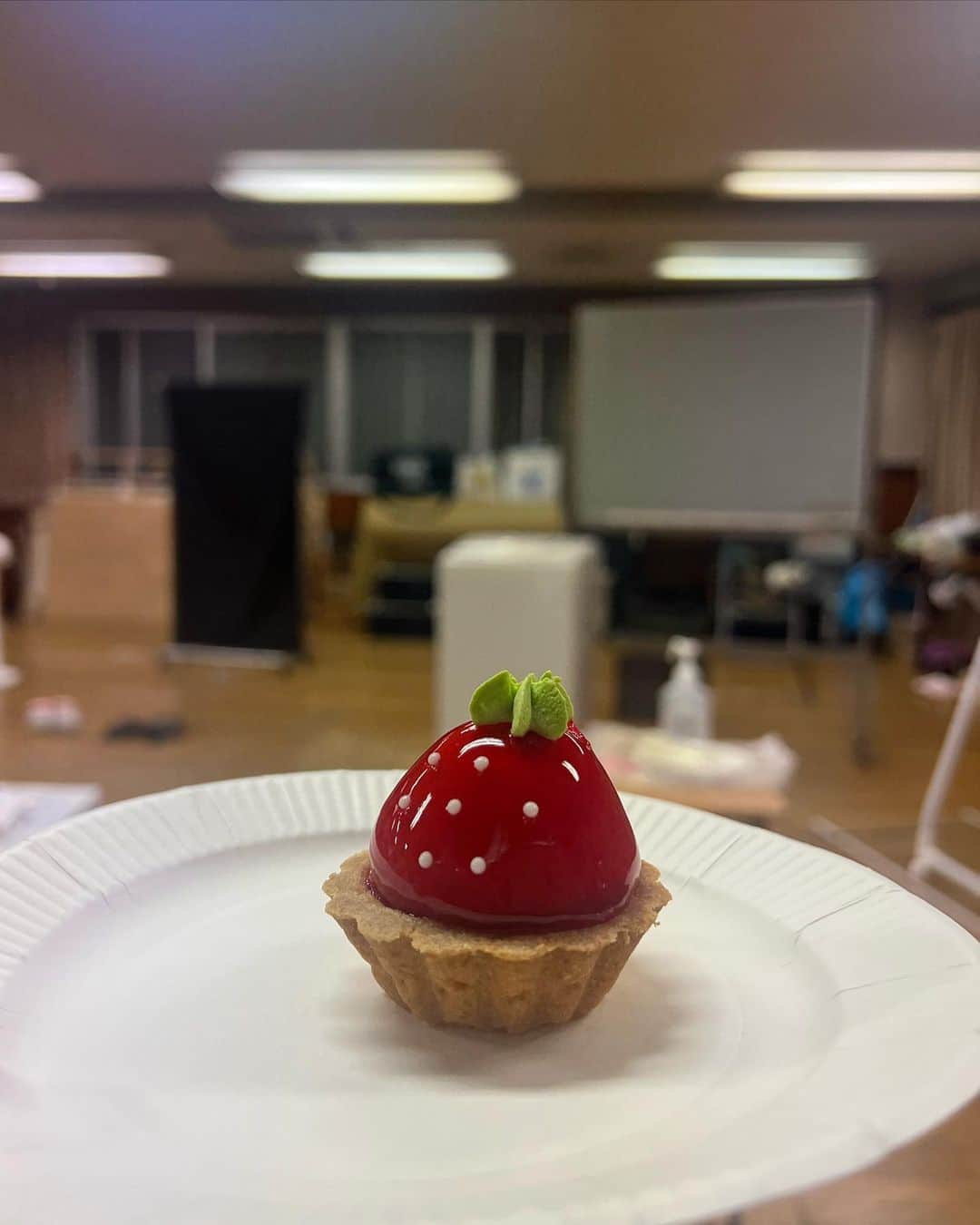 宮﨑香蓮さんのインスタグラム写真 - (宮﨑香蓮Instagram)「稽古場では甘いものをたくさん食べてしまう🍭 . 舞台『マミィ！』通し稽古もはじまっております。日々、そうだよなぁって学びもたくさん。本番まであとすこし！まだやることはたくさん。今日も頑張ります☺︎ ぜひ！観に来てもらえると！うれしいです！  1.🧁  2.自主稽古のあとに私服の色味がおそろいだった母ちゃんとにいちゃん☺️🐳🐏🥏🌐⚪️  3.今回はじめましての中島愛子さん！ 愛子さんの役、もう超おもしろいんです！だーいすき！！  4.B作さん🎂  5.三津谷さん🎂  6.初日の読み合わせ☺︎  #田村孝裕#熊谷真実#佐藤B作#松金よね子#三津谷亮#宮﨑香蓮#中島愛子」2月22日 13時07分 - karen_miyazaki_official