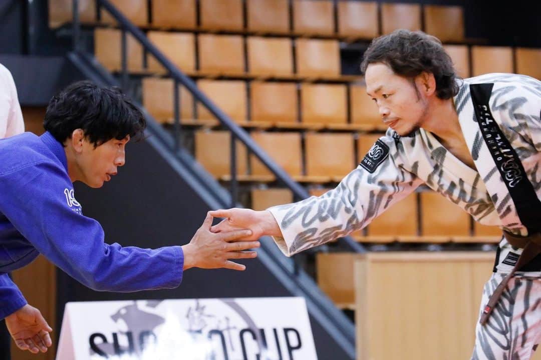 水垣偉弥のインスタグラム：「先週の日曜日に修斗杯柔術選手権で大先輩の宇野さんとエキシビジョンをやらせて頂きました！無観客で柔術界の重鎮の方々がのみが見守るなか青帯の水垣がエキシビジョンをやるというなんともあり得ない状況に緊張しましたが相手が宇野さんで上手く水垣を受け流しくれました笑ありがとうございました！！今年こそ柔術の試合でるぞー！！試合の模様は柔術連盟の公式youtubuで後日アップされるそうです！！  ©︎八木沼志保／JIU-JITSU NAVI  #柔術 #宇野薫　先輩 #belva」