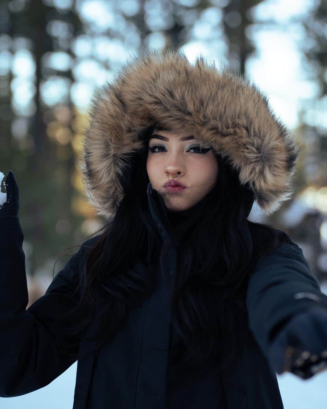 バレンティナ・アコスタ・ギラルドのインスタグラム：「Some weeks ago I went to Lake Tahoe and it was so fun!!! ✨ It has been sooooo long since I saw so much snow like that… (basically since 2014) It’s one of my favorite things, it’s like a giant box of kinetic sand 🥳  Thank you honey @jtranyo  for the photos ❤️ I feel like a character on Frozen lmao」