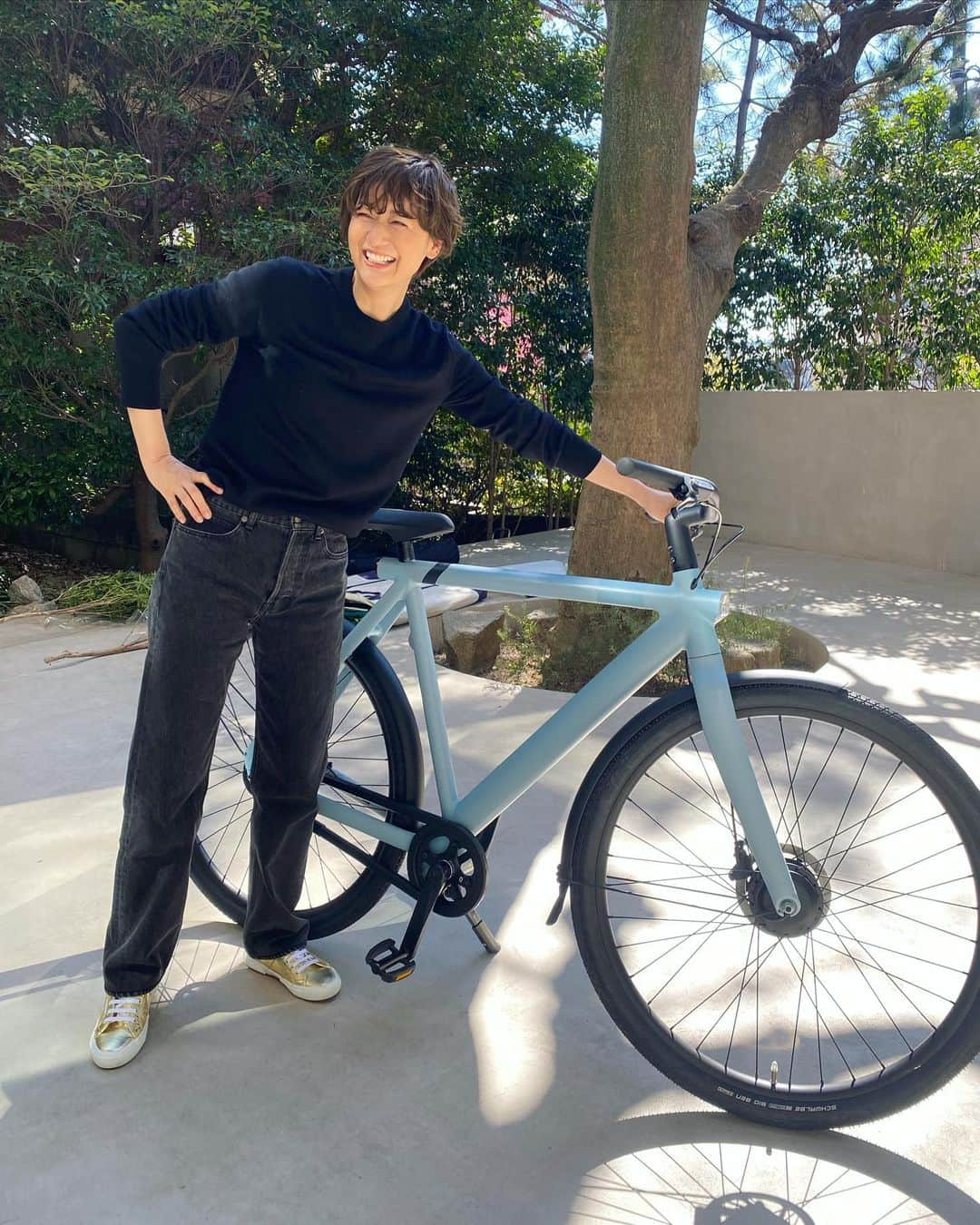 富岡佳子のインスタグラム：「自転車のサドルがとんでもない高さでした😅 #大谷翔平さんサイズ #さすが世界一背の高い国#オランダ  スワイプ2枚目…大好きなバケツ型バッグ。インパクトのあるバックルがほっこりしなくてお気に入りです。#gift#jandmdavidson  スワイプ3枚目…メタリックコーティングがポイントになってくれます。 アイテムについてはスワイプ＆タップしてみてくださいね！」