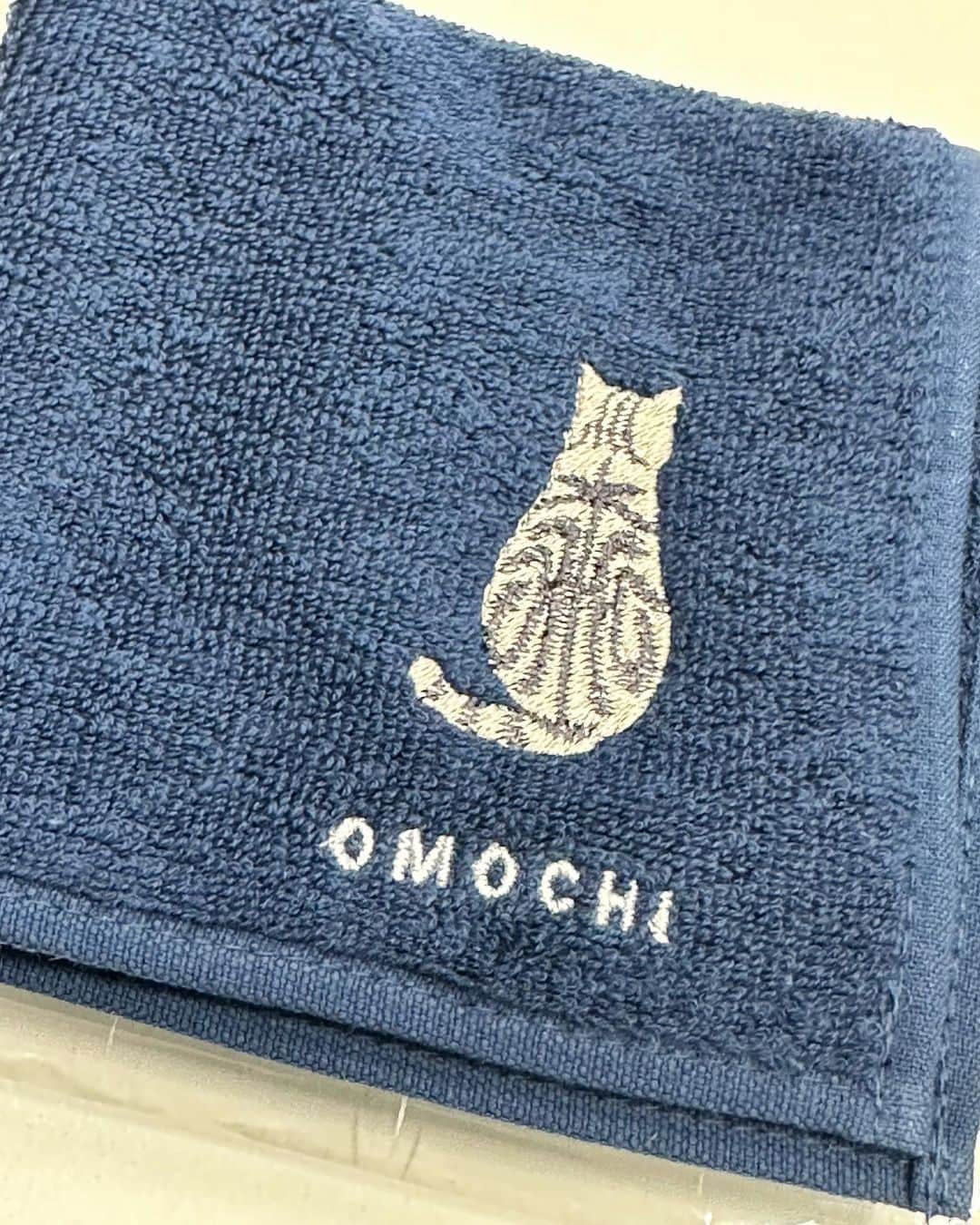 のインスタグラム：「本日は何やら222（にゃん🐾にゃん🐾にゃん）の日らしい。そういえば、先日KISSESちゃんから頂いた、おもちハンカチ（今治産）。とても嬉しい。本人は最近、こたつから首を出してぬくぬくするのがお気に入りのようだ。」