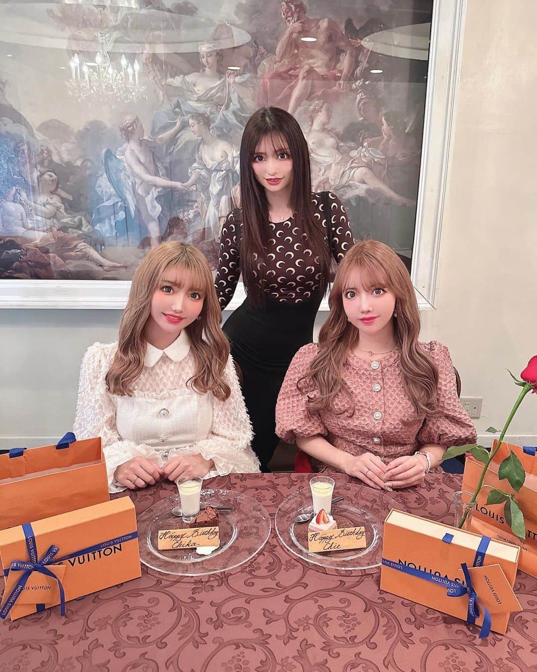 吉川ちえのインスタグラム：「【🌹🌹🌹🌹🌹🌹🌹🌹】 . 先日みかちゃんに双子の誕生日 お祝い㊗️して頂いた🥹💓 こうやって毎年お祝いしてくれて ありがとうございますっ☺️✨ . みかちゃんお久しぶりに会ったけど やっぱり楽しかった😂❤️ 美人で話面白いなんて罪🤣💕w 気付いらランチしてたのに 夕方になってたww . また4月くらいに ランチ計画中っ😙✨ . #ランチ #女子会 #誕生日 .」
