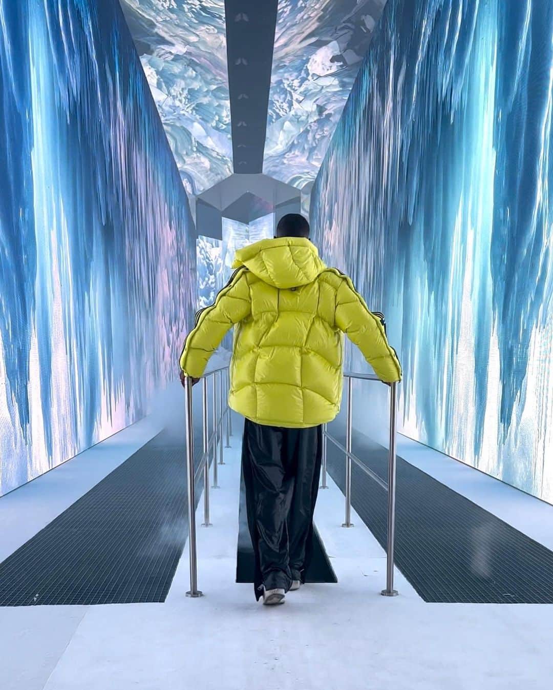 adidas UKさんのインスタグラム写真 - (adidas UKInstagram)「Step into The Art of Exploration in our city with @moncler x @adidasoriginals 🟨  #MONCLERADIDASORIGINALS #MONCLERGENIUS」2月22日 5時48分 - adidaslondon