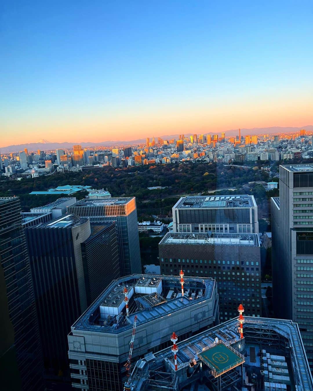 奈保のインスタグラム：「GM🌅 . . . . #tokyo#japan#mtfuji」