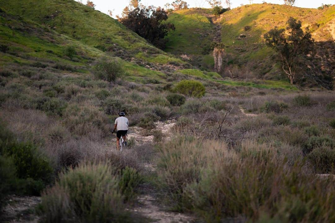 Karan B.さんのインスタグラム写真 - (Karan B.Instagram)「Living in L.A. has afforded me access to some incredibly scenic trails, offering sweeping views, steep descents, incredible community and more, all from my front door. This is why it felt extra special to team up with an LA-based company when I wanted to find ways to push the boundaries of my exploration. @poseidonbike has been the partnership of a lifetime, helping me find my happy place, mile after mile. I’ve been chasing views with the new X Ambition model and couldn’t be more stoked - even if the neighbors aren’t from seeing more of me in bike shorts. #poseidonbike」2月22日 8時12分 - sendingstache