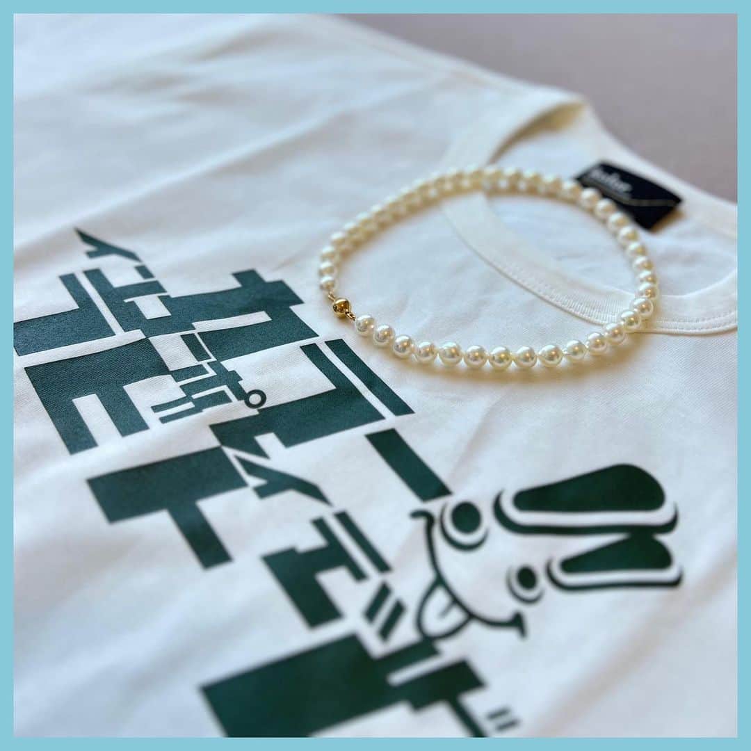 のインスタグラム：「パールとTシャツって 萌萌します🌼🌼🌼 そもそもパールは冠婚葬祭のイメージが強いですが、カジュアルな装いだからこそ小物を上品にするのは大人の充実した遊びだと思うのです✨ 新しいものをあれやこれやと買うのでは無く、自分が持ってる小物や服を定番じゃないスタイリングでパズルの様にはめて行くのも 楽しい！ ちなみにパールの宝石言葉（込められた意味） 健康 長寿 富 純潔 無垢 円満 完成 気品 美しい 全て素敵な言葉！  何歳になってもおしゃれ挑戦しましょー❣️」