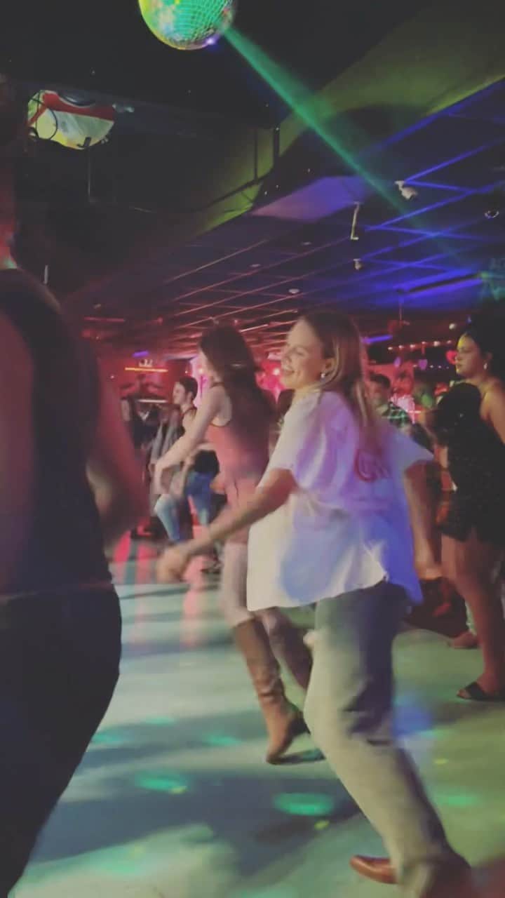 グレイシー・ドジーニーのインスタグラム：「Monday Stud-day 🤠 @stud.country line dancing has been the highlight of my week for a bit now! Four hours of strutting with strangers and learning new routines is something else 🥰」