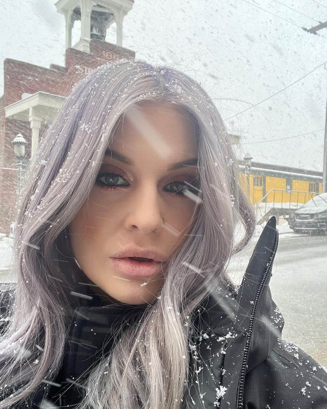 ケリー・オズボーンのインスタグラム：「Filming in the snow and it’s freezing 🥶」