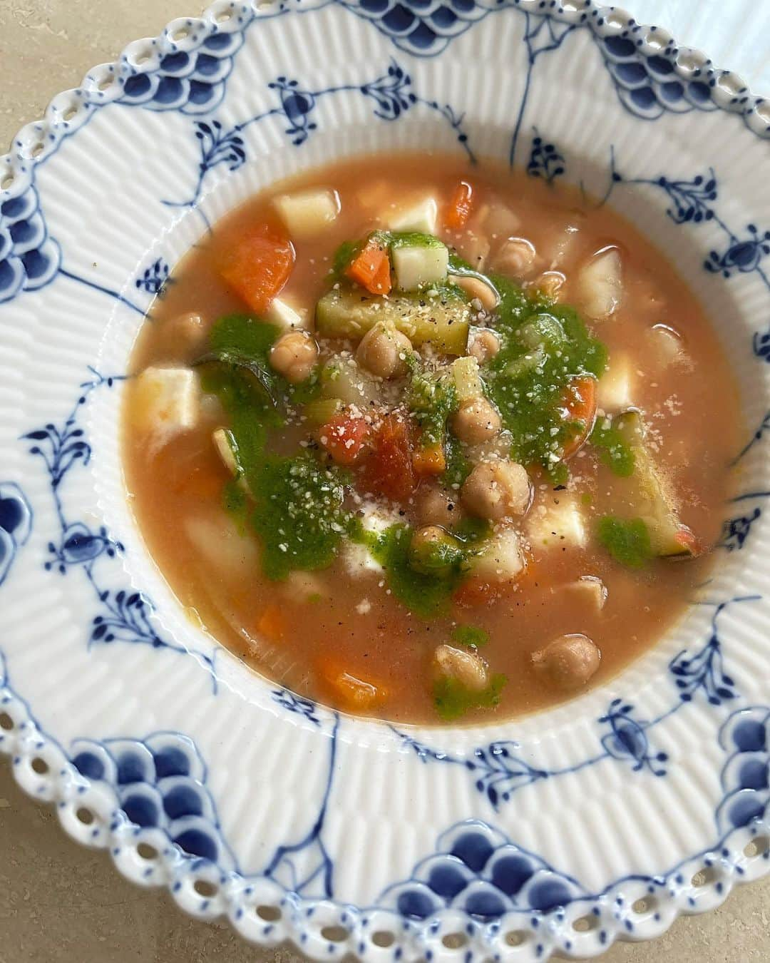 豊田麻子のインスタグラム：「今月はミネストローネとロイヤルコペンハーゲンです🥕🍅🥒  滋味深くてしみじみ美味しく大好きなスープを、器に合わせてグルメなものにしてみました。  https://sumau.com/2023-n/article/264  #連載　#スマウ　#うつわと料理　#ロイヤルコペンハーゲン　#ブルーフルーテッド　#ミネストローネ」