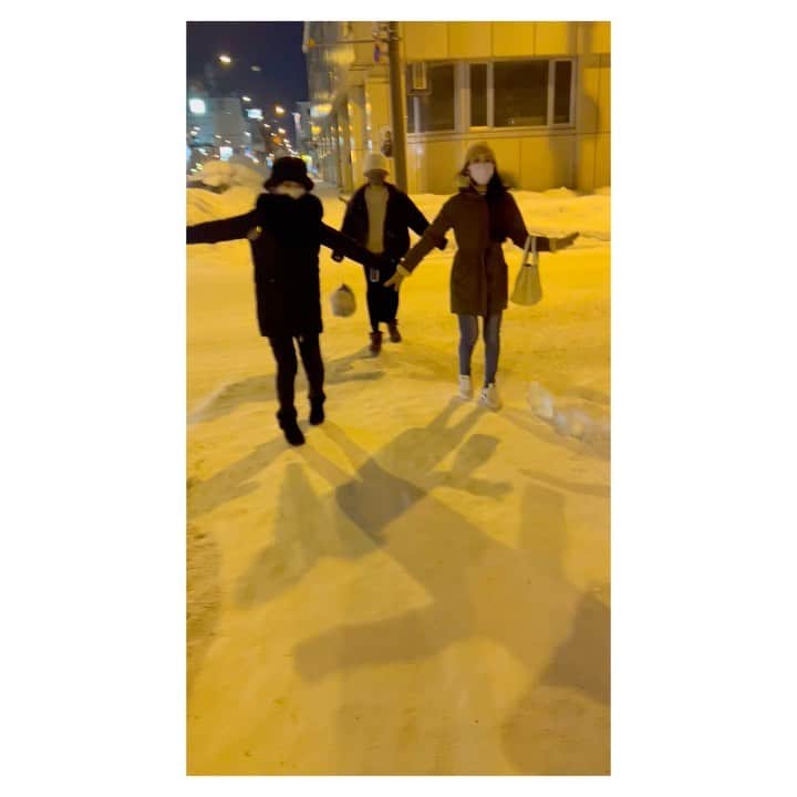 荒牧陽子のインスタグラム：「2023.1.  旭川 ┈︎┈︎┈︎┈︎┈︎┈︎┈︎┈︎┈︎┈︎┈︎┈︎ 今年の仕事始めは旭川でした😉 ⁡ この日はなんと 《マイナス18度！》 ⁡ 寒くてどーにかなっちゃうのでは?! と思ったけど 不思議！ 意外と大丈夫だった😋❄️ （もちろん寒いけどね） ⁡ 慣れない雪の上で「滑る滑らない」でワイワイ くみが何度も滑って本気でビビっていた😳✨ ⁡ みんなジンギスカンラブ❤️‍🔥 いくみだけ「ビニールキャップくださーい！」 注目の的🥰 ⁡ 寒い時期の北海道は本当に素敵。 またいきたい✨ ┈︎┈︎┈︎┈︎┈︎┈︎┈︎┈︎┈︎┈︎┈︎┈ #荒牧陽子 #くみいくみ #旭川 #❄️」
