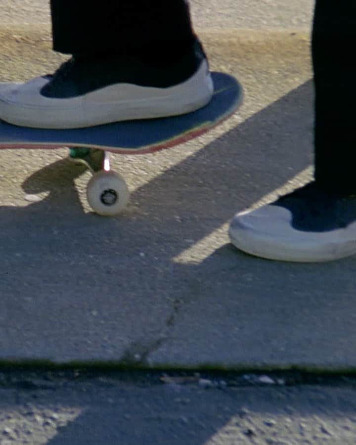 オースティン・ジレットのインスタグラム：「@globebrand_skateboarding Pro shoe is out now and very excited to share it with ya!   Filmed & edited by @_mattpayne_  Music by @dombillett」