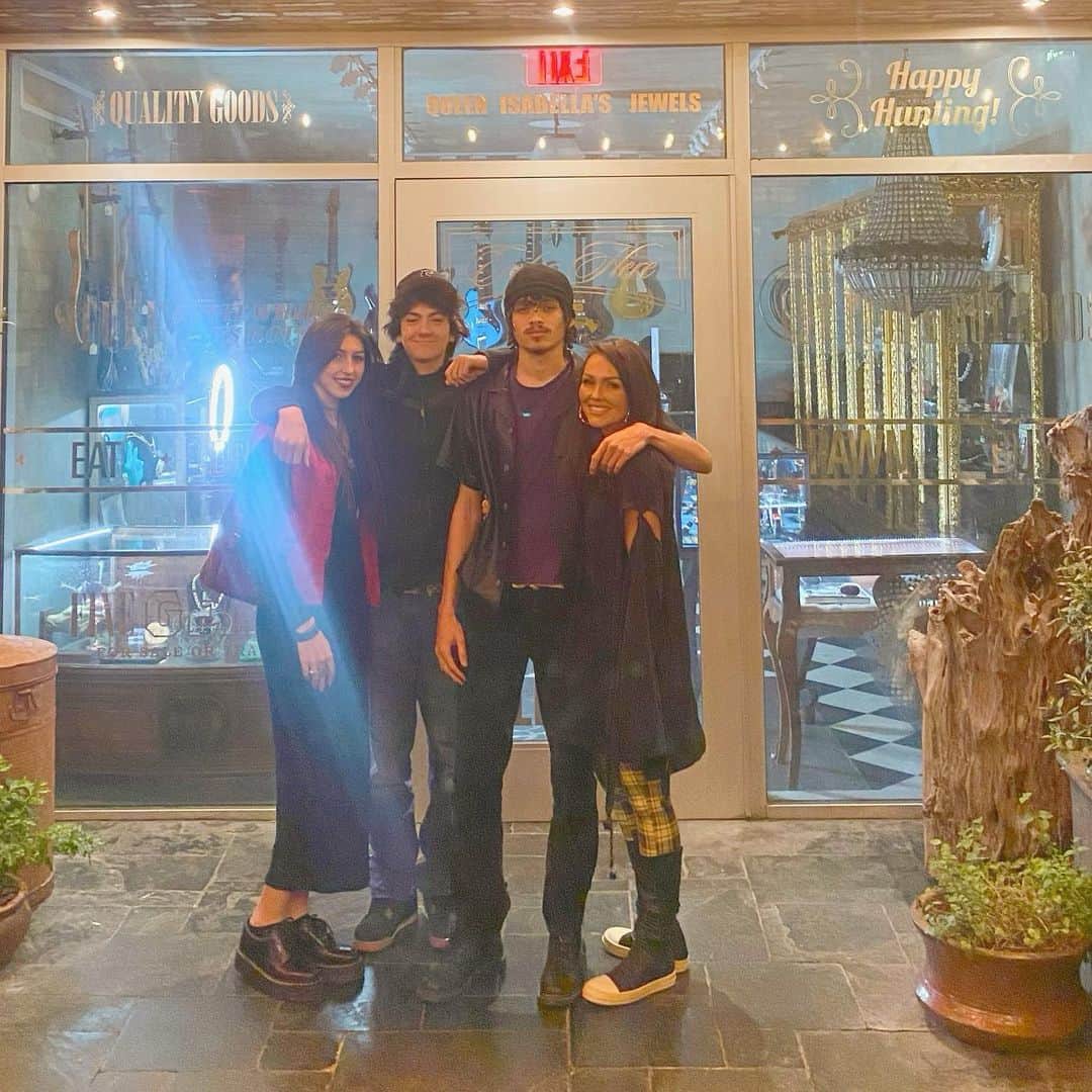 のインスタグラム：「3 out of 4 of my “babies” are taller than me❤️ SWIPE to see exact heights (I should’ve worn heels)  I’ve always said it feels like when you have kids, it feels like they are a piece of your heart and soul walking around, and those pieces of my heart just keep getting bigger. No matter how tall or old they get, they will always be my babies❤️  *Ellie is not shown because she’s the only one I’m still taller than😂 She said she thinks she’ll be about 5’ 4” and “cute size”.  I’ll just be over here feeling like I’m shrinking🤗   #mom #kids #challenge」