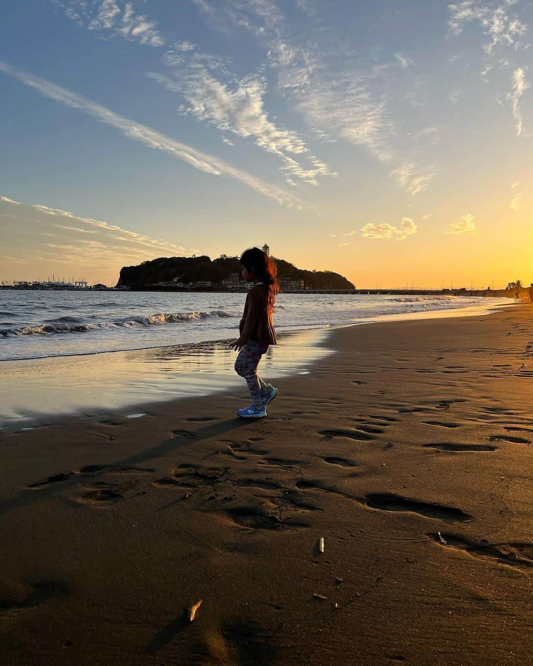 石田剛規のインスタグラム：「だいぶ日も延びて、暖かくなってきた。 海開きしてしまいそうな娘にヒヤヒヤ。 流石にまだ早い。」