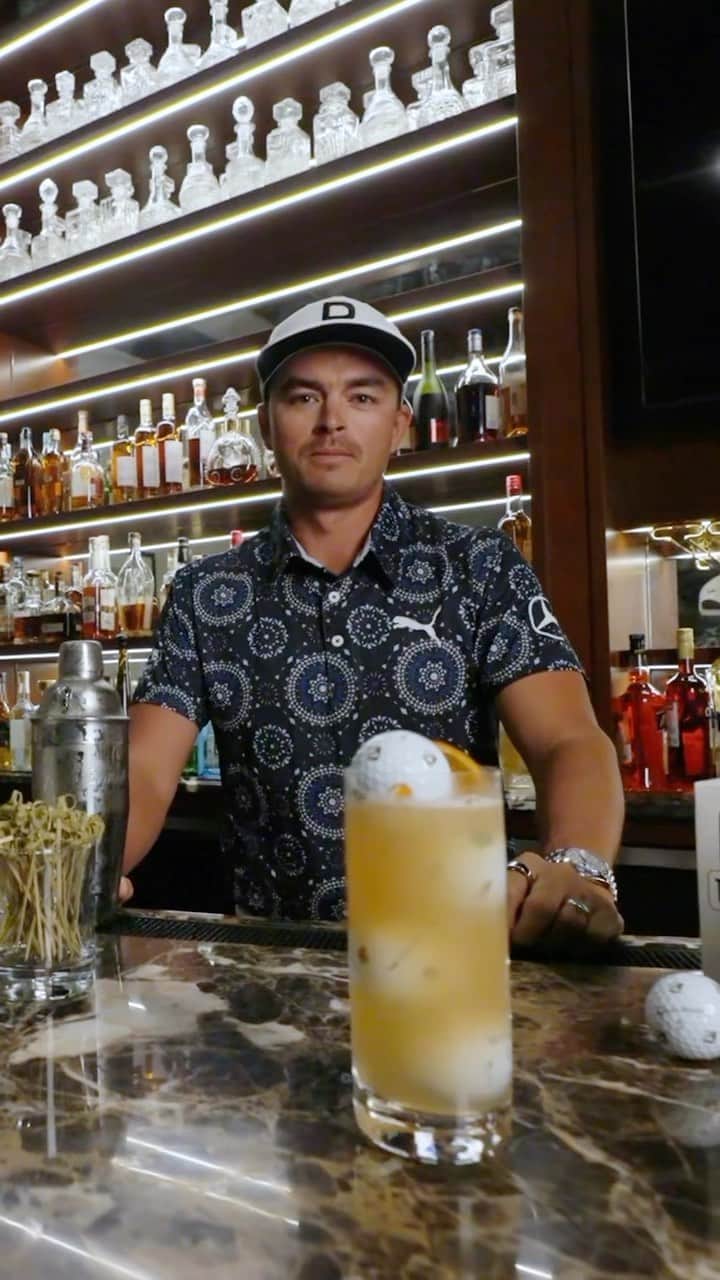 リッキー・ファウラーのインスタグラム：「Shaken, not stirred. Who wants a dozen of these new cocktail TP5 pix balls? Tag your favorite drinking buddy below and make sure you are both following me + @taylormadegolf. Will pick a winner later this week.」