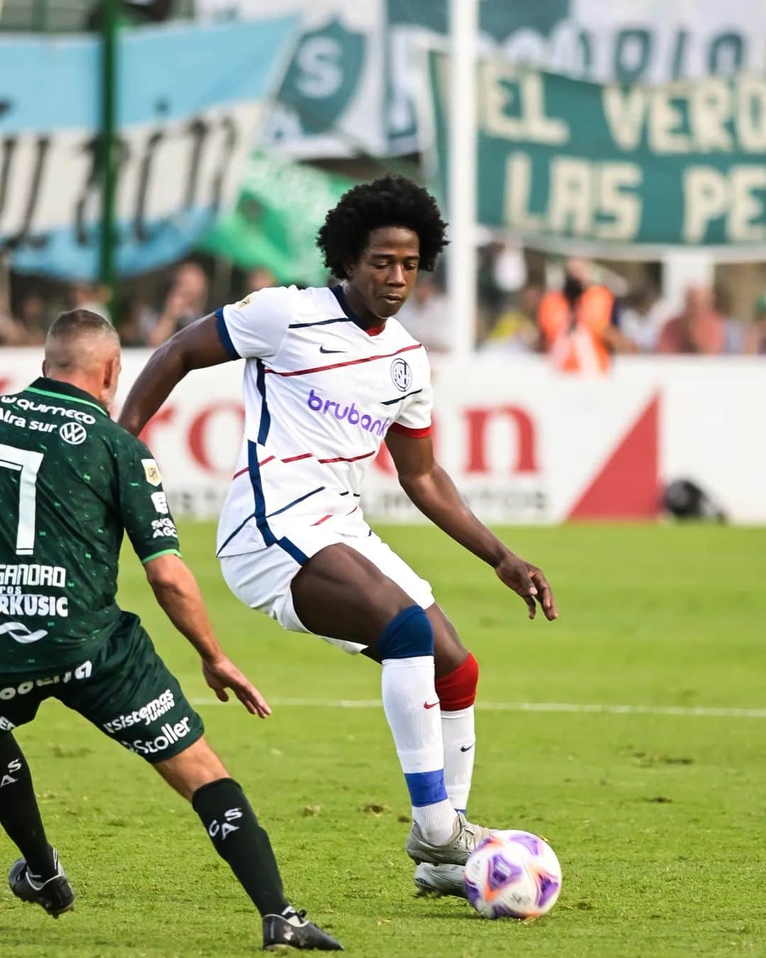 カルロス・サンチェス・モレノのインスタグラム：「Un esfuerzo de equipo para lograr la victoria de ayer. ¡Vamos ciclón!💙❤️」