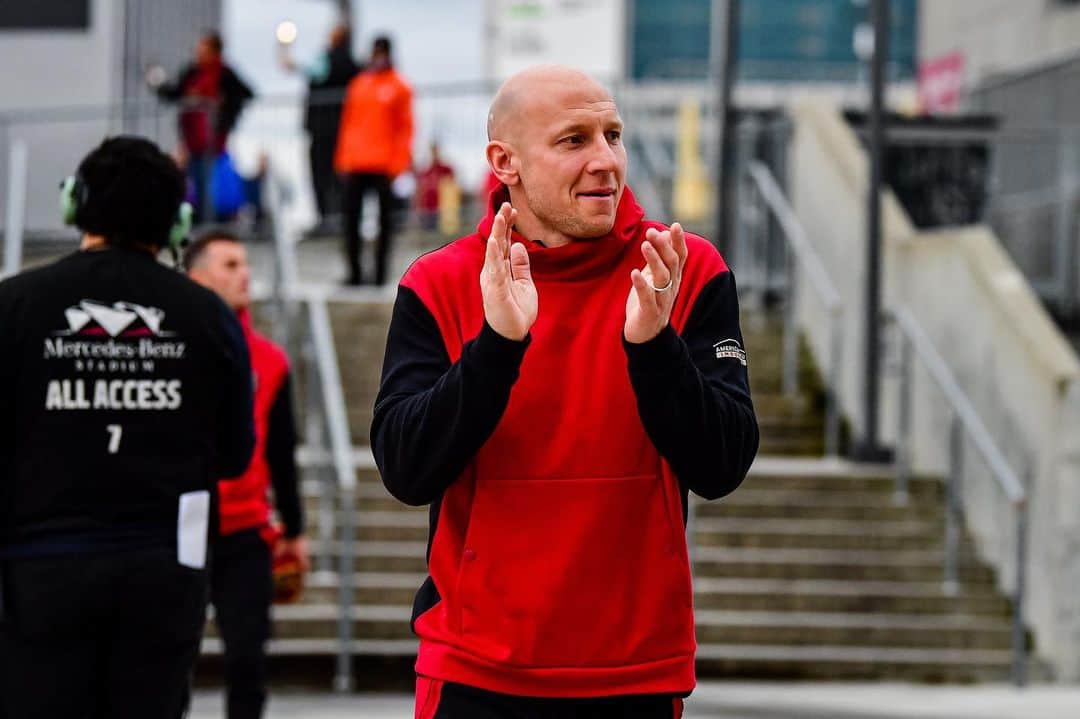 ブラッド・グザンのインスタグラム：「Final preseason game finished, time to get started! 💪👊🔴⚫️」