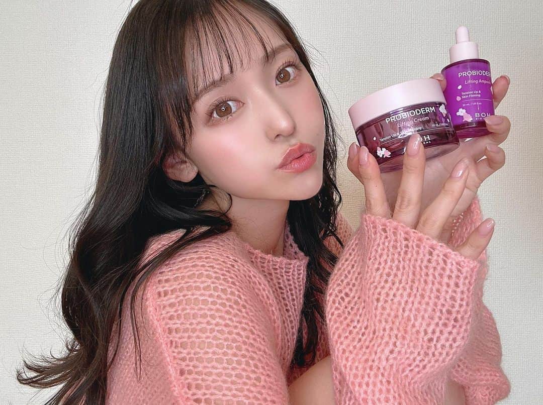 引地裕美のインスタグラム：「" 塗るハイフ " で有名な バイオヒールボのリフティングクリーム🧖🏻‍♀️✨  テクスチャーはかためでこっくり系だけど、 伸びが良くてベタつかない🧁◎  使い続けると毛穴が引き締まって、 保湿が続くふっくらなお肌になるよ🤍💭  保湿と弾力ケアの両方に効果があるから、 エイジングケアにはもちろん💡 20代からしっかり肌を若く保ちたい方にもおすすめだよ🫰🏻  今日の2/22（水）20:00〜　@qoo10.official のライブショッピングで 豪華セットを特別価格で販売するみたい🌸 ▶︎https://bit.ly/3Hxfojt  #バイオヒールボライブ　 #Qoo10LiveShopping #pr #韓国コスメ #韓国スキンケア」