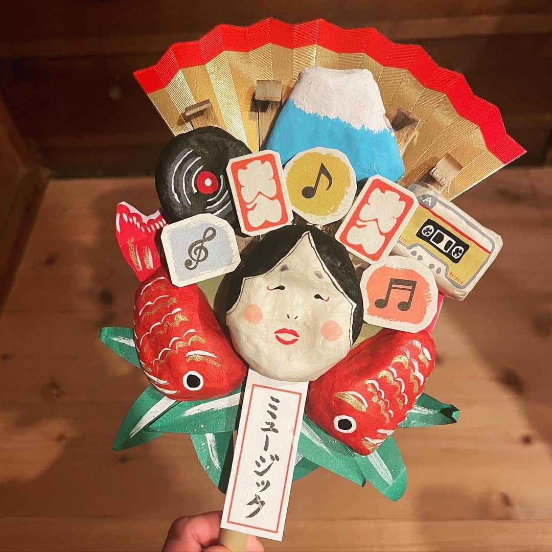 のインスタグラム：「大好きな雑貨屋さん @cuezakka のインスタで一目惚れして取り置きしてもらっていた、ダータの張子さん @darta_no_hariko のミュージック熊手。 なんと、cue!のまっさるー店長がわたしのソロデビューのお祝いにプレゼントしてくれました😭🎁  見れば見るほど細部まで可愛くて、やる気が出てきます。 春のアルバムリリースまでもう少し！頑張るー💪  まっさるーありがとう！」