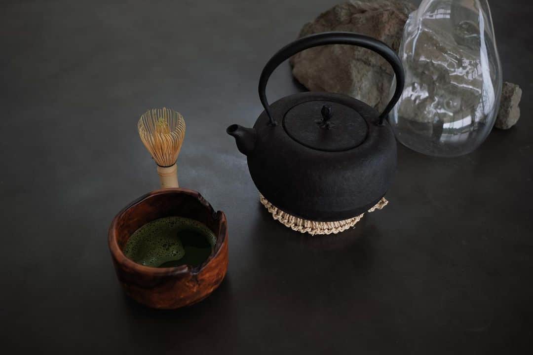 ローラのインスタグラム：「お家で抹茶をたててみたよ🍵🌱 私が茶道のお稽古を始めたきっかけが、お兄ちゃんから2年前に貰った抹茶のセットだったの。抹茶セットでお茶を点てる前に、、ぜひ茶道で作法を習ってから点ててみたいなと思って、今日は初めてお家で点てたよ❕  お茶を一口飲んだ時に感じた事。。。 頭の中が空っぽになって。。。小さな悩み事がどこかに飛んじゃって、今この瞬間に生きているんだ。。幸せって感じたよ。😌  I tried making matcha at home🌱🇯🇵 The reason I started taking Japanese tea ceremony class was because two years ago my brother gave me a matcha set. I wanted to make tea with a traditional matcha set. But I also wanted to make it after learning proper manners & etiquette at the tea ceremony. So today became the day🤍 When I take a one sip of tea...I forget small worries and I feel grateful to be alive in the moment. Arigatoooo!!」
