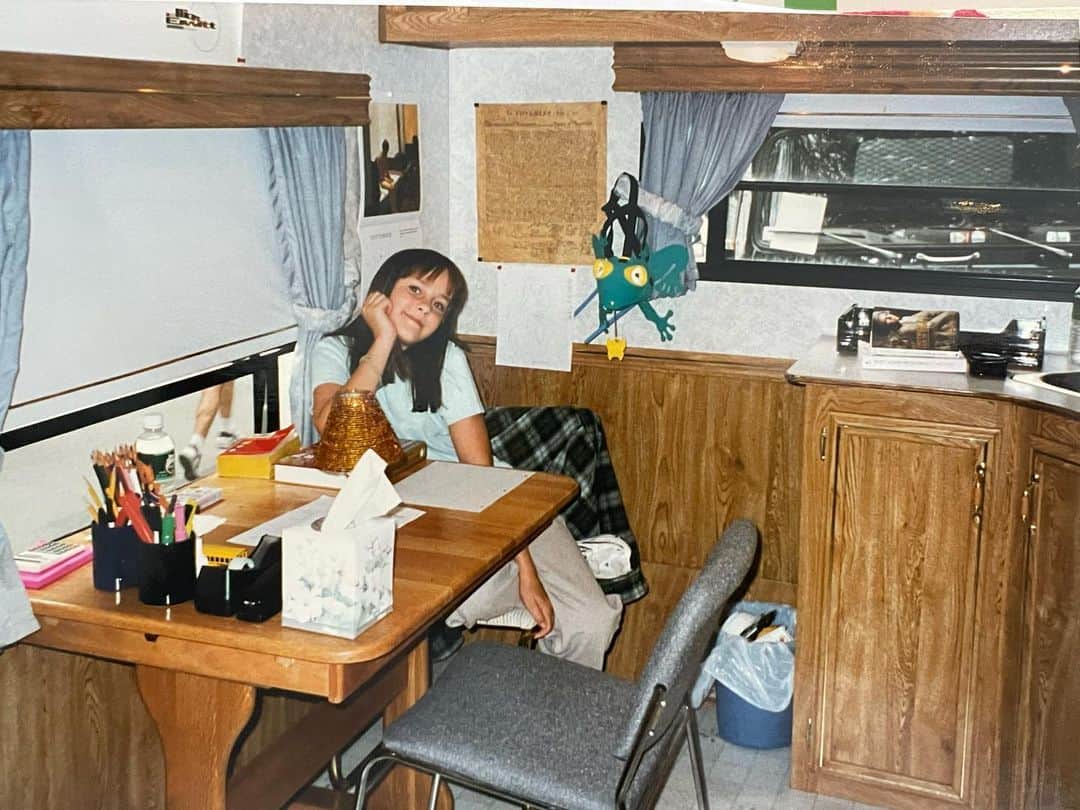 ジェナ・マローンのインスタグラム：「25 years ago I turned 13 on a film set. Spent many hours in this little school trailer with an amazing tutor/ mentor Rhona Gordon. I discovered a deep love for poetry and history and what it meant to be a good student of life not textbooks. I Fell in love in cinematography from the amazing camera crew( they gifted my the coolest panavision jacket in the world for my birthday ) And glistened with a blooming heart as I stood next to my hero’s, Susan , Julia, Ed and Chris. Stepmom was a trip. A glorious and fertile ride. Glad to see people still responding to this film so many years later. Ain’t no mountain high enough indeed. ❤️❤️❤️❤️ #stepmom #onsetschooling」