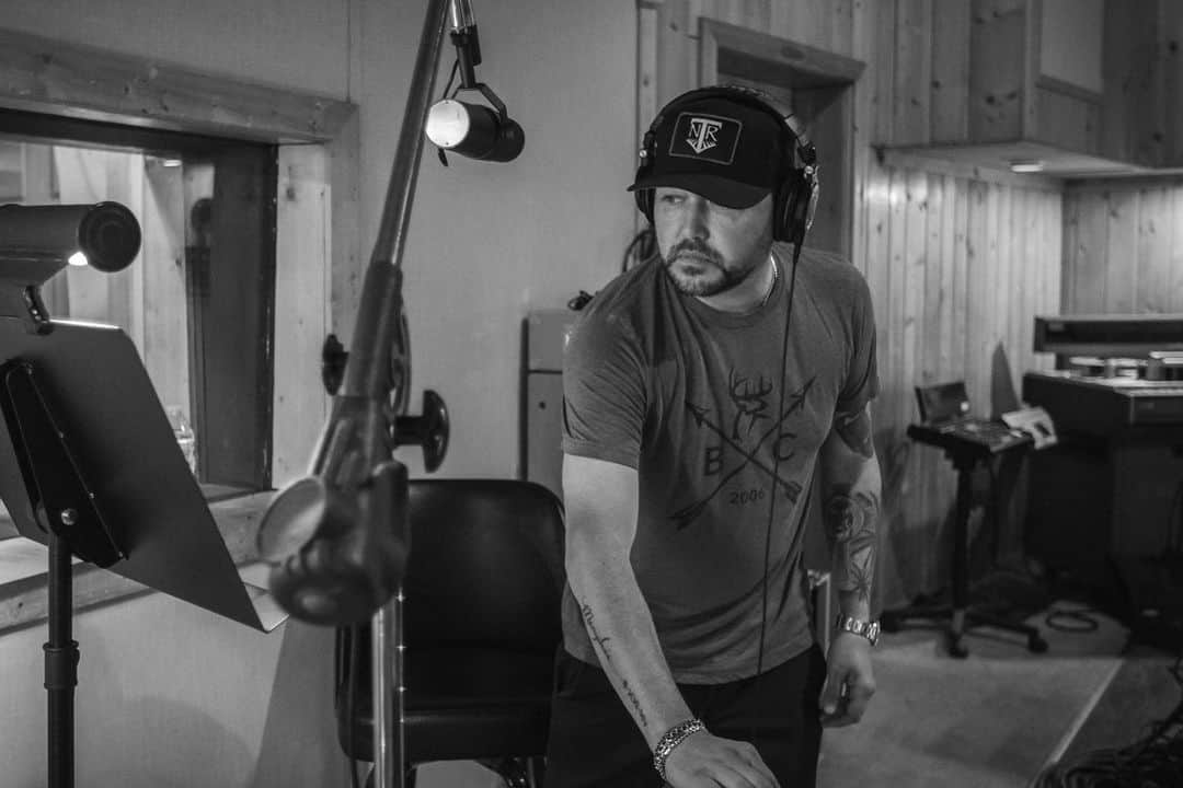 のインスタグラム：「Day 2 in the studio! We cut 9 songs in 2 days and we recorded some 🔥 today 😳. Can’t wait for u guys to hear what we’ve been working on. 📸: @justinmrusek」