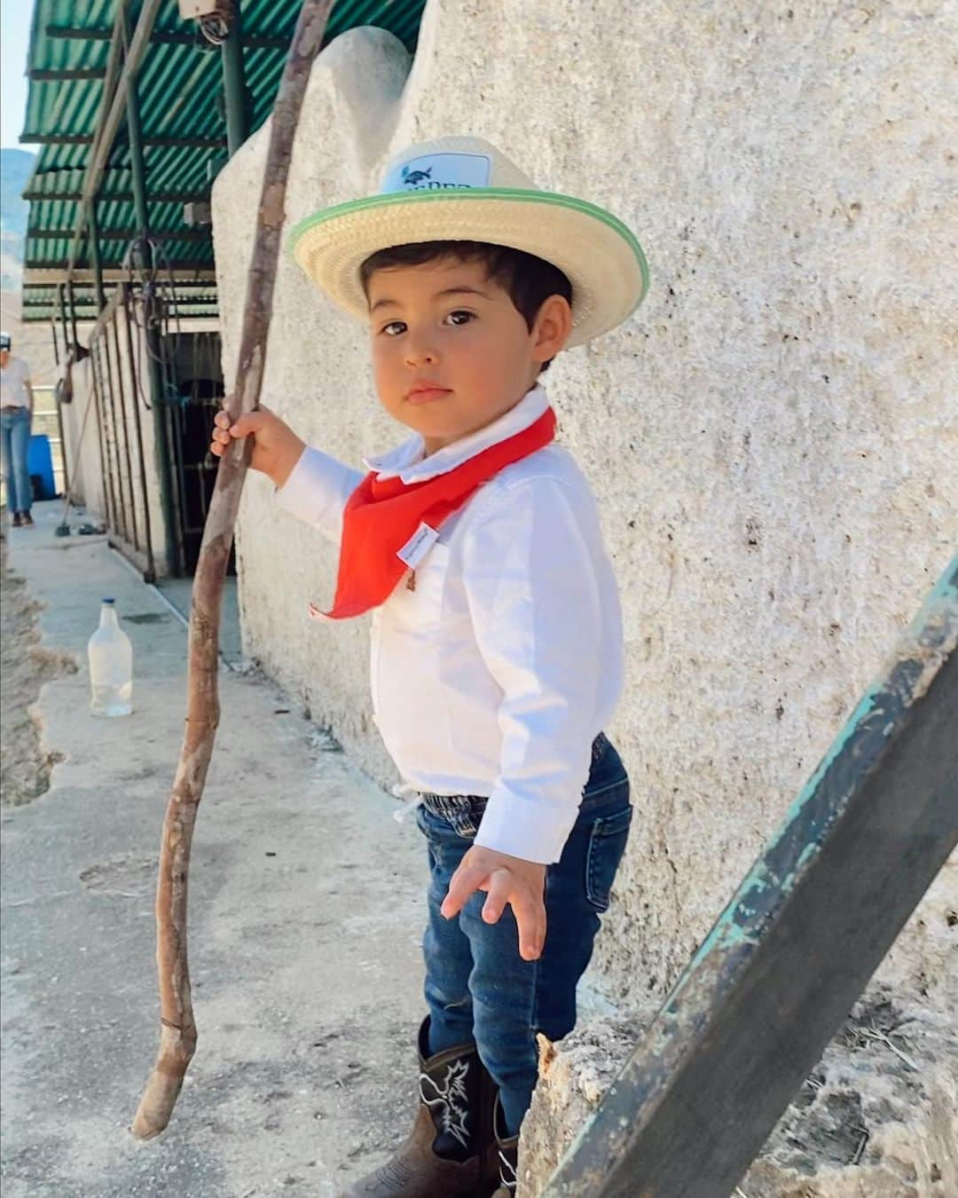 María Gabriela Isler Moralesさんのインスタグラム写真 - (María Gabriela Isler MoralesInstagram)「Creciendo demasiado rápido para mi gusto…. 😍  Este carnaval su “disfraz” era de Vaquerito… pero la verdad es que disfruta de ese mundo un montón, así que lo veremos en este mood con mucha frecuencia 🥰  Y a mí, me verán rezando cuando ya aprenda a montar a su yegua Tormenta 🐎 ambos están creciendo juntos literal.    Sorry el spam pero es que me tiene enamorada 🤍  Gracias a la Lita @emperatriz4yalgomas por las fotos 🫶🏼」2月22日 11時14分 - gabrielaisler