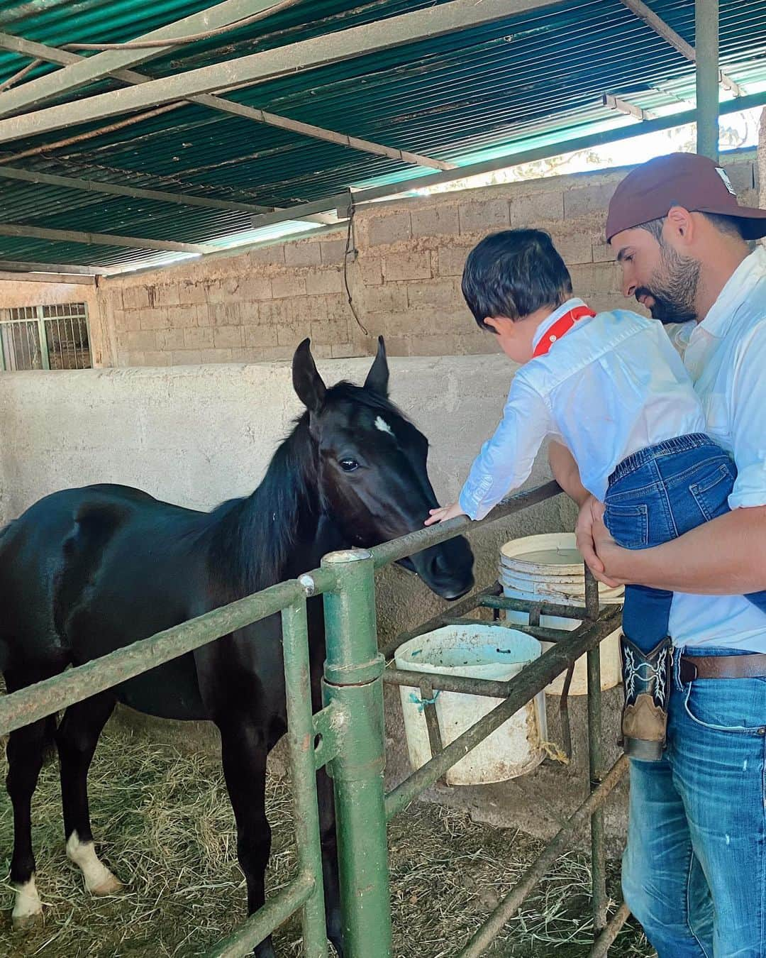 María Gabriela Isler Moralesさんのインスタグラム写真 - (María Gabriela Isler MoralesInstagram)「Creciendo demasiado rápido para mi gusto…. 😍  Este carnaval su “disfraz” era de Vaquerito… pero la verdad es que disfruta de ese mundo un montón, así que lo veremos en este mood con mucha frecuencia 🥰  Y a mí, me verán rezando cuando ya aprenda a montar a su yegua Tormenta 🐎 ambos están creciendo juntos literal.    Sorry el spam pero es que me tiene enamorada 🤍  Gracias a la Lita @emperatriz4yalgomas por las fotos 🫶🏼」2月22日 11時14分 - gabrielaisler