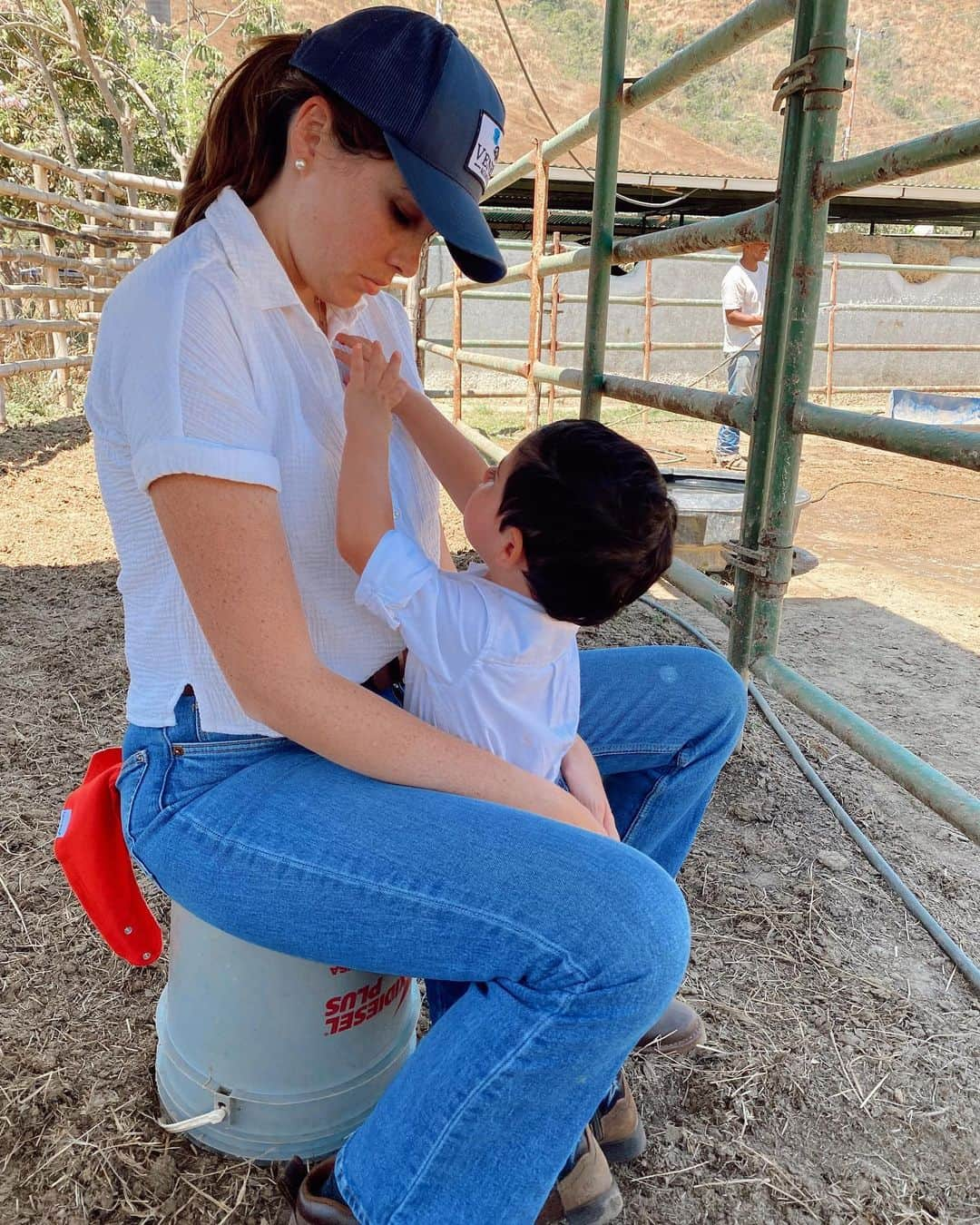 María Gabriela Isler Moralesさんのインスタグラム写真 - (María Gabriela Isler MoralesInstagram)「Creciendo demasiado rápido para mi gusto…. 😍  Este carnaval su “disfraz” era de Vaquerito… pero la verdad es que disfruta de ese mundo un montón, así que lo veremos en este mood con mucha frecuencia 🥰  Y a mí, me verán rezando cuando ya aprenda a montar a su yegua Tormenta 🐎 ambos están creciendo juntos literal.    Sorry el spam pero es que me tiene enamorada 🤍  Gracias a la Lita @emperatriz4yalgomas por las fotos 🫶🏼」2月22日 11時14分 - gabrielaisler